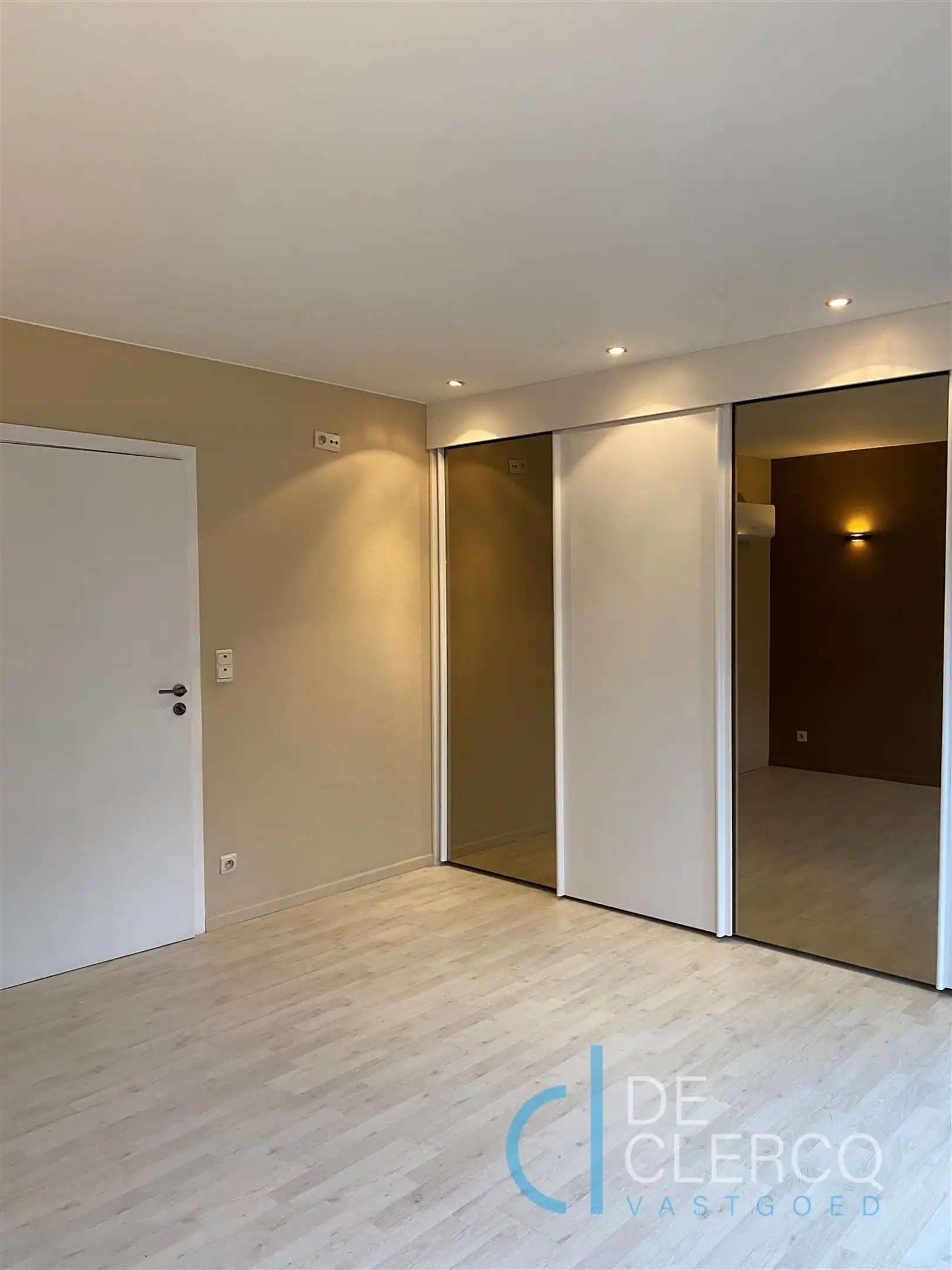 Karaktervolle woning verscholen in een rustige omgeving langs de Antwerpsesteenweg te Oostakker!  foto 12