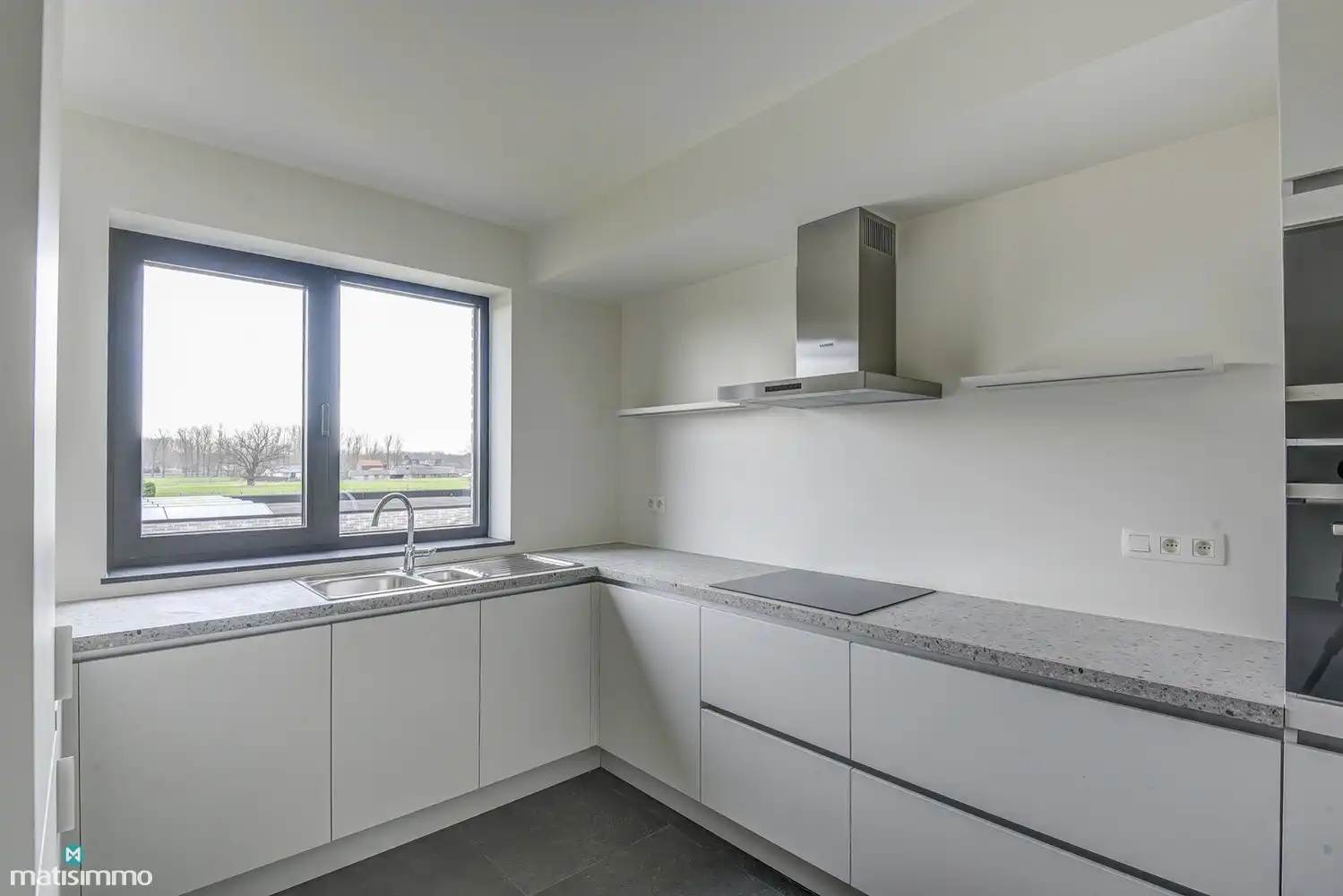 RUIM NIEUWBOUW APPARTEMENT MET 2 SLAAPKAMERS, OVERDEKT TERRAS, GARAGE, AUTOSTAANPLAATS EN KELDERBERGING TE BEVERST foto 9