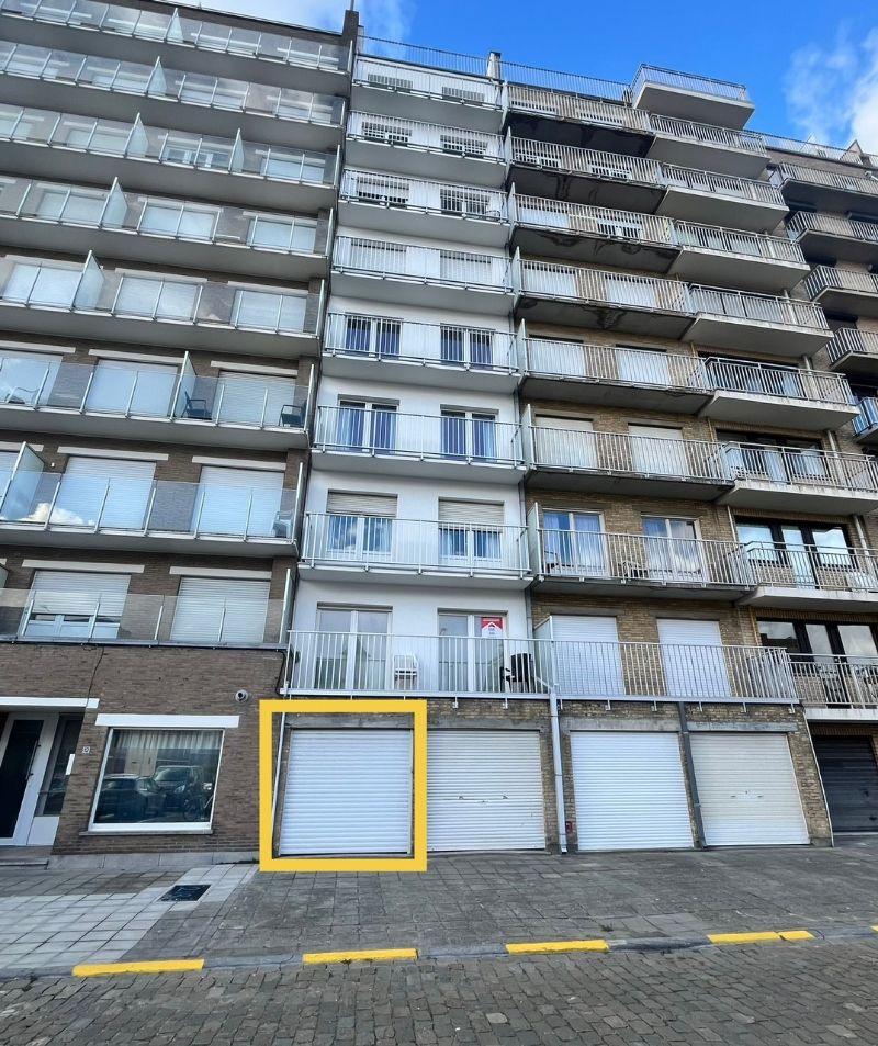 Zeer ruime garagebox (17,60m²) gelegen op de achterzijde  van de Zeedijk foto {{pictureIndex}}