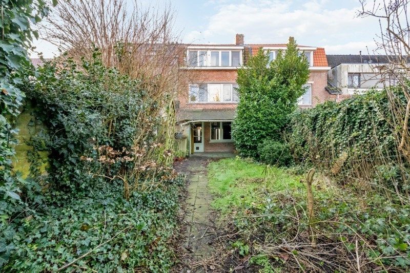 Ruime te renoveren rijwoning met zeer veel mogelijkheden en tuin foto 18