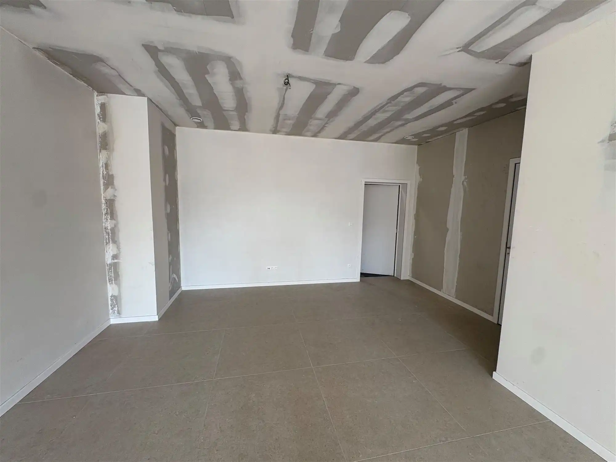 Nieuwbouwappartement met 1 slaapkamer en extra grote tuin. foto 8
