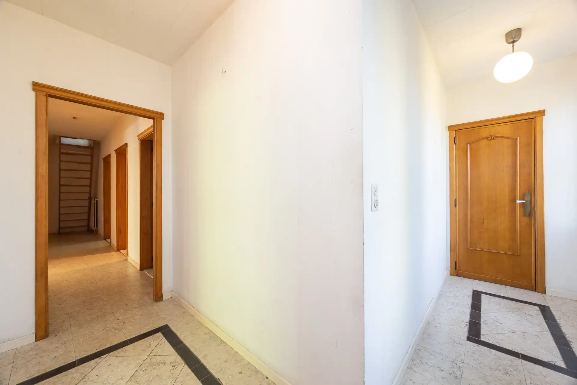 Ruime, te renoveren laagbouwvilla in doodlopende straat. foto 14