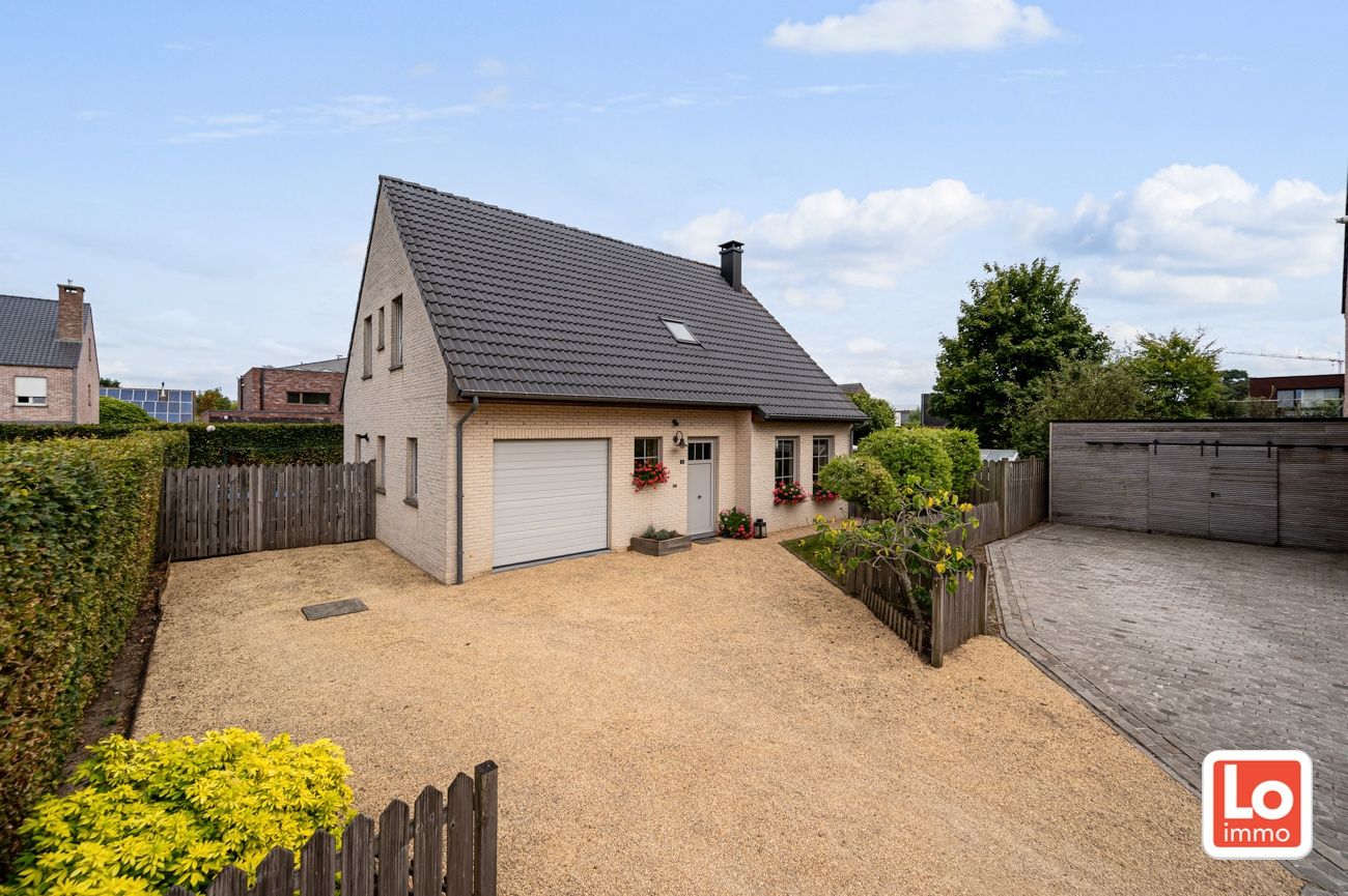 Degelijke, ruime en lichtrijke open woning met inpandige garage op een rustige locatie en toch vlakbij  het centrum van het bruisende Lochristi! foto {{pictureIndex}}