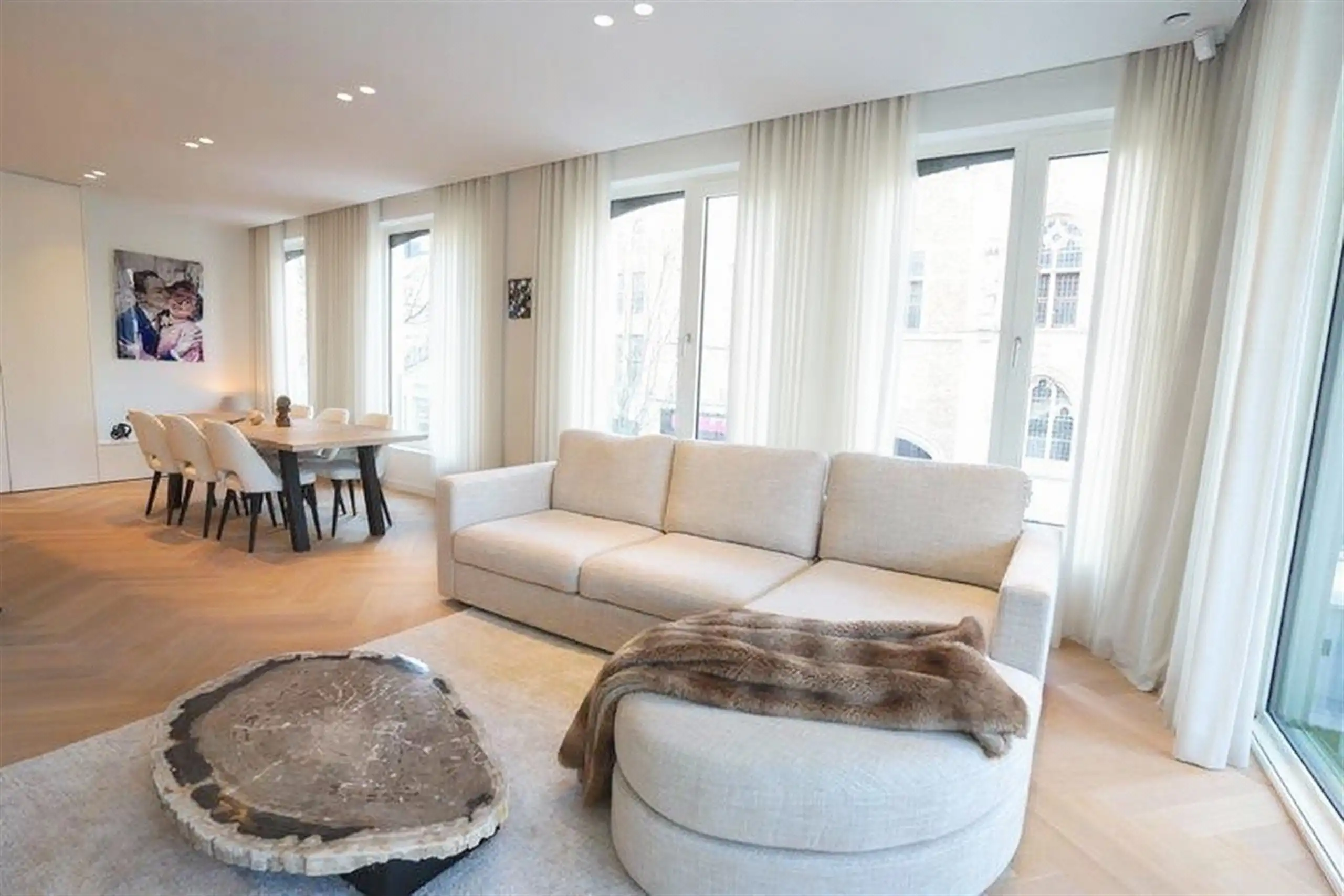 High-end  appartement met frontaal zicht op de Grote Markt met garage en extra staanplaats ! foto 2