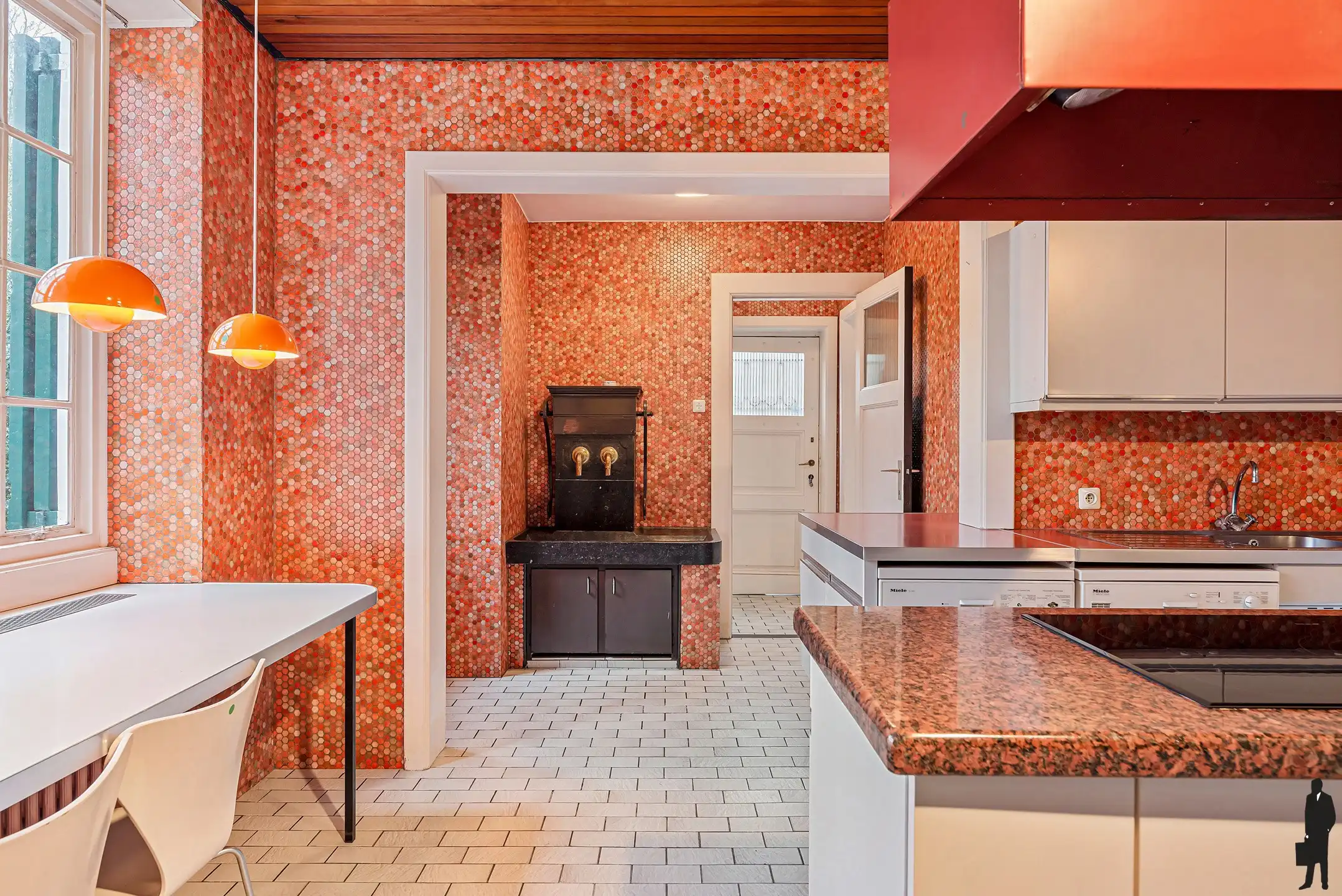 In Vriesdonk, rietgedekte karaktervolle villa met authentieke elementen, prachtige parktuin, hoge plafonds en veel verbouwingspotentieel! &nbsp;Grondoppervlakte &nbsp;is ca. 9127m². foto 12