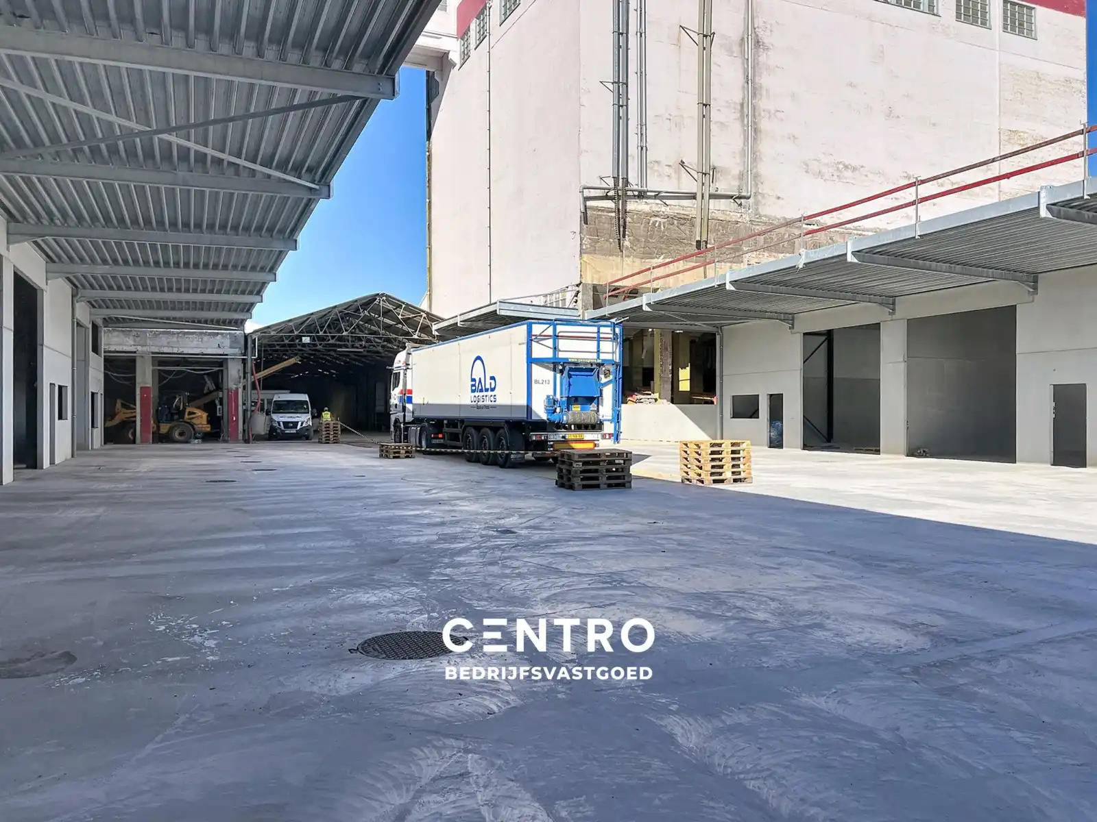 Nieuwbouw KMO-units van 245m² TE HUUR (VH van 7m, 2 parkings, aparte loopdeur en raam), te Kerkhove (Avelgem). foto {{pictureIndex}}
