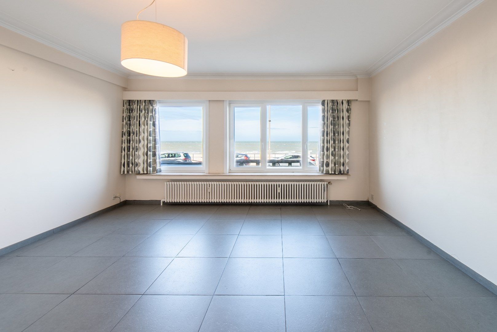 Hoofdfoto van de publicatie: Instapklaar appartement op het gelijkvloers met prachtig zicht op zee. Gelegen aan de Zeedijk, op een toplocatie aan het strand.