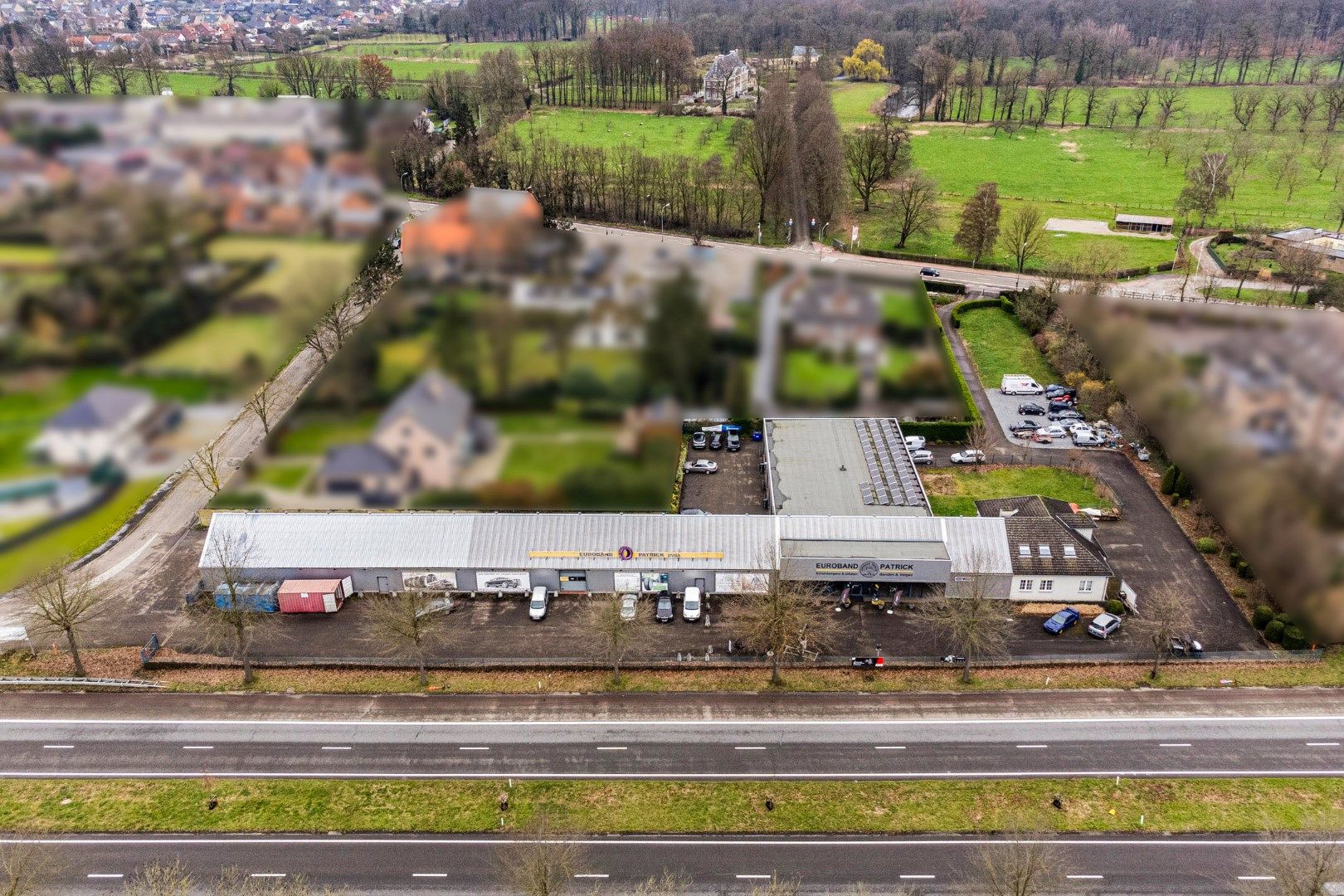 Ruim bedrijfshal met naastliggend woning op toplocatie en perceel van 65A foto 3