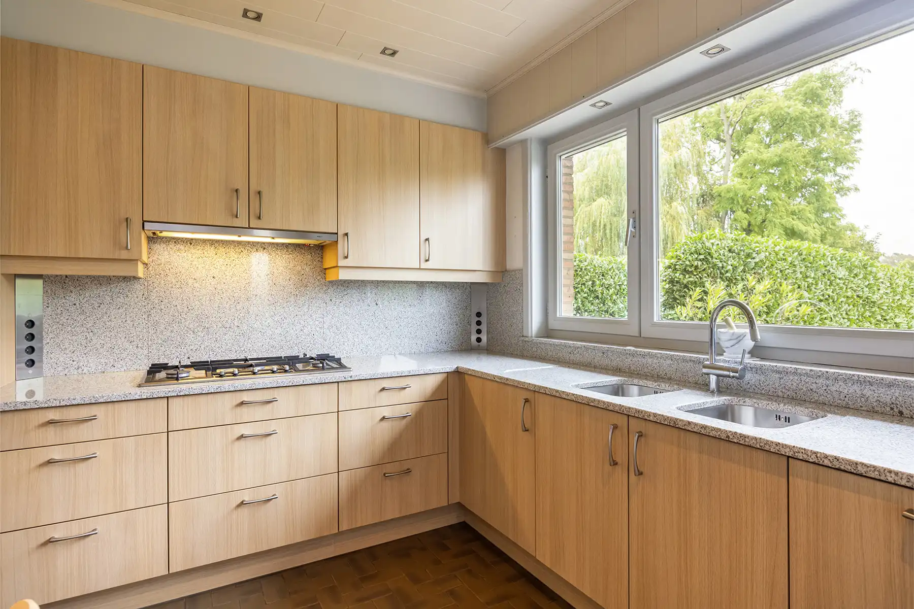 Landhuis met private tuin, vier slaapkamers en twee garages foto 7