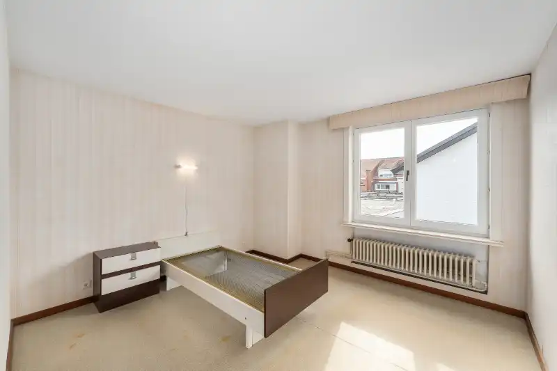 Roeselare. Uitzonderlijke ruime driegevelwoning met 5 slaapkamers en bureel, rustige straat en centraal gelegen. Zuidelijke tuin. Ideaal voor gezinnen / thuiswerkers. foto 11