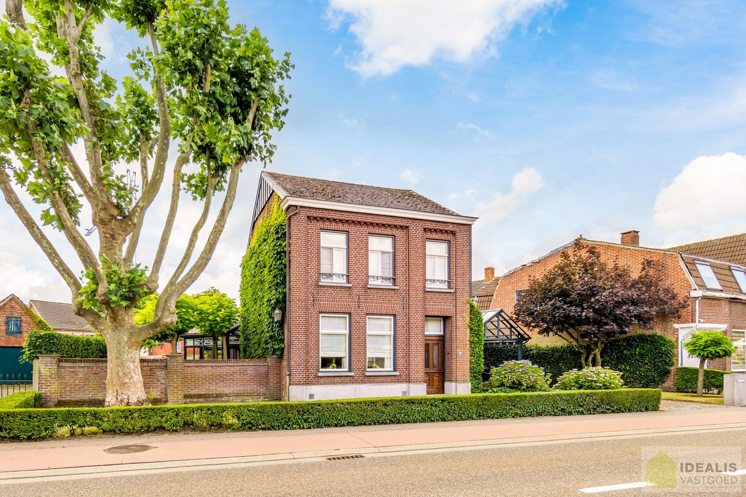 RUIME, CHARMANTE EN INSTAPKLARE WONING IN HARTJE HAMONT! HEERLIJKE WOONKAMER VOORZIEN VAN PARKET EN MET HAARD, LICHTRIJKE KEUKEN MET DIRECTE TOEGANG TOT PRACHTIGE VERANDA, 4 SLAAPKAMERS, RUIME GARAGE EN PRACHTIG AANGELEGDE TUIN OP SCHITTEREND PERCEEL VAN 7A 55CA IN HET HARTJE VAN HAMONT-ACHEL EN OP SLECHTS ENKELE MINUTEN VAN DE NEDERLANDSE GRENS! foto {{pictureIndex}}