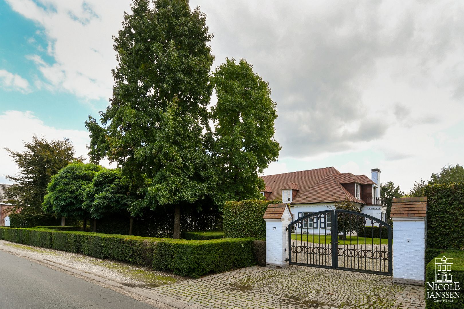 Exclusieve villa met binnenzwembad gelegen op een residentiële locatie foto 34