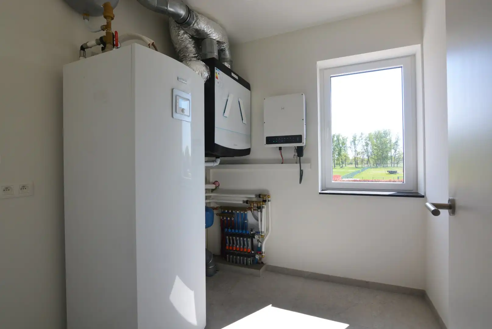 Moderne, energiezuinige, halfvrijstaande woning met carport op 3 a 80 ca. foto 17
