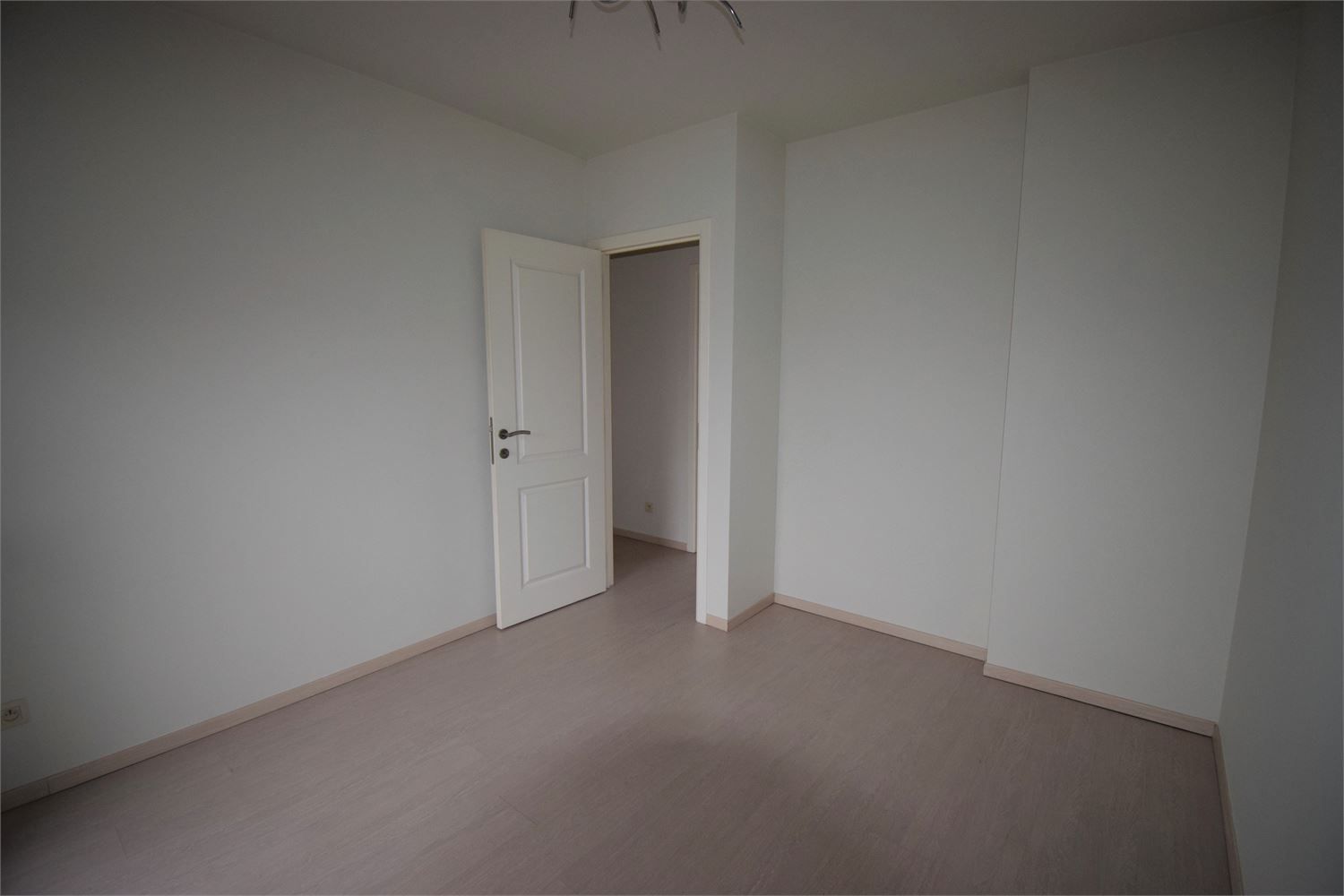 Halfopen bebouwing met drie slaapkamers, garage en tuin foto 10