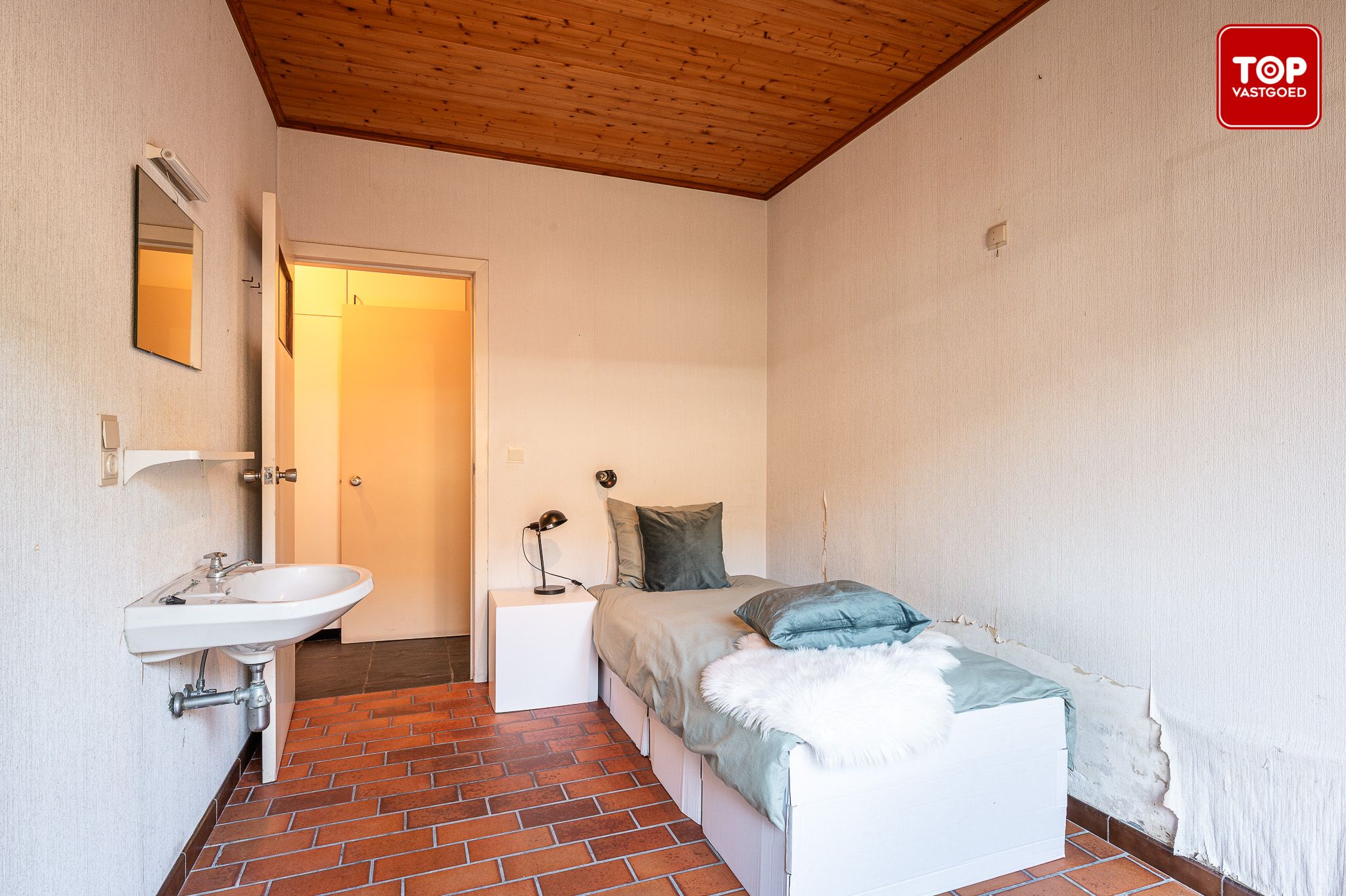 Ruime jaren zeventig villa in Mariakerke-Kolegem foto 18