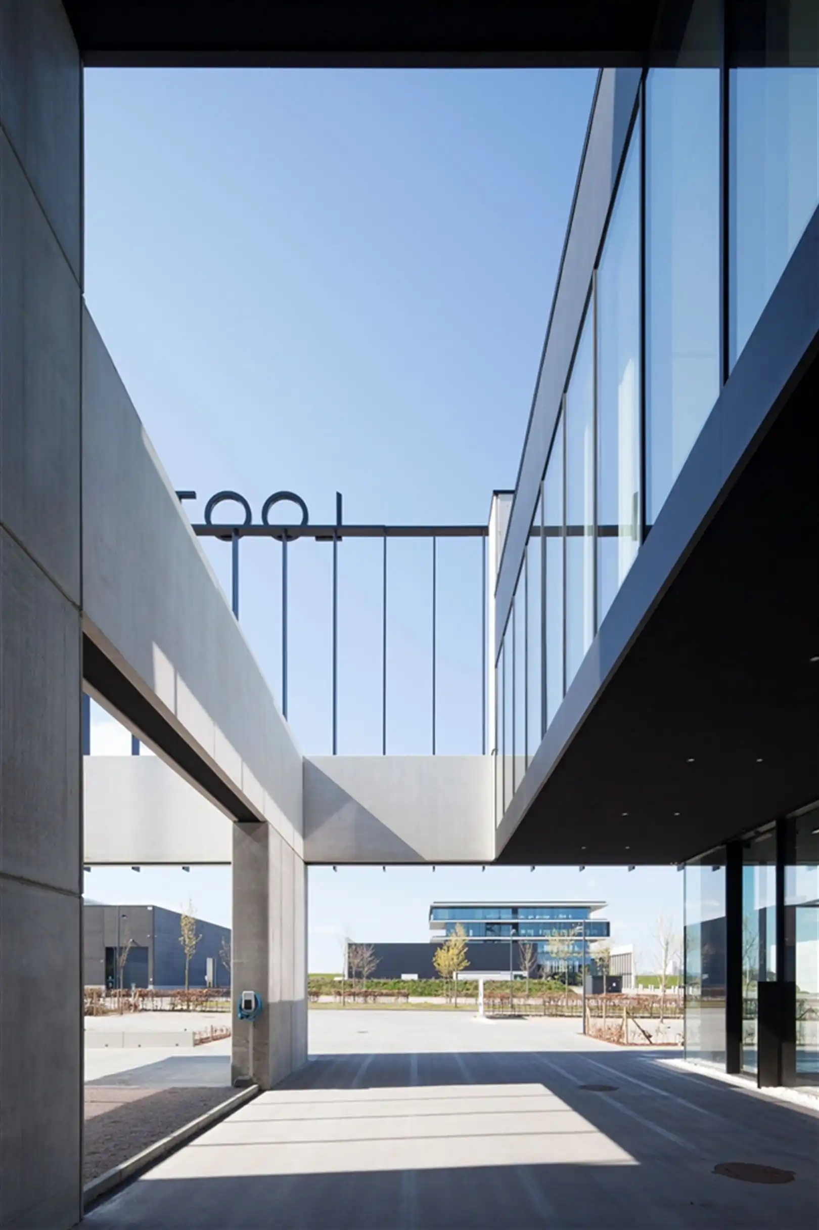 Modern bedrijfspand met kantoren te Harelbeke foto 4