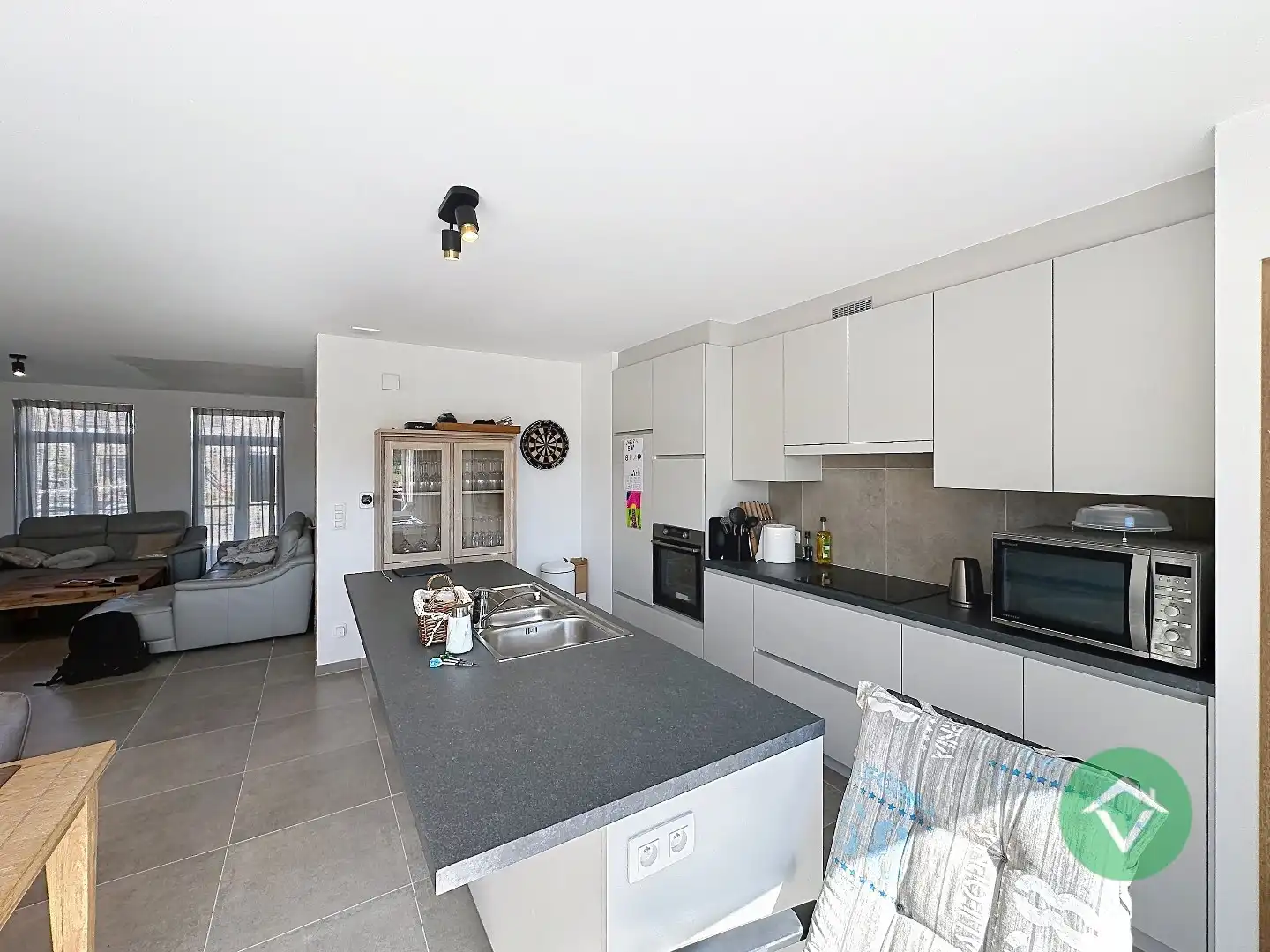 Moderne nieuwbouw tussenwoning met drie slaapkamers en garage in Moere foto 7