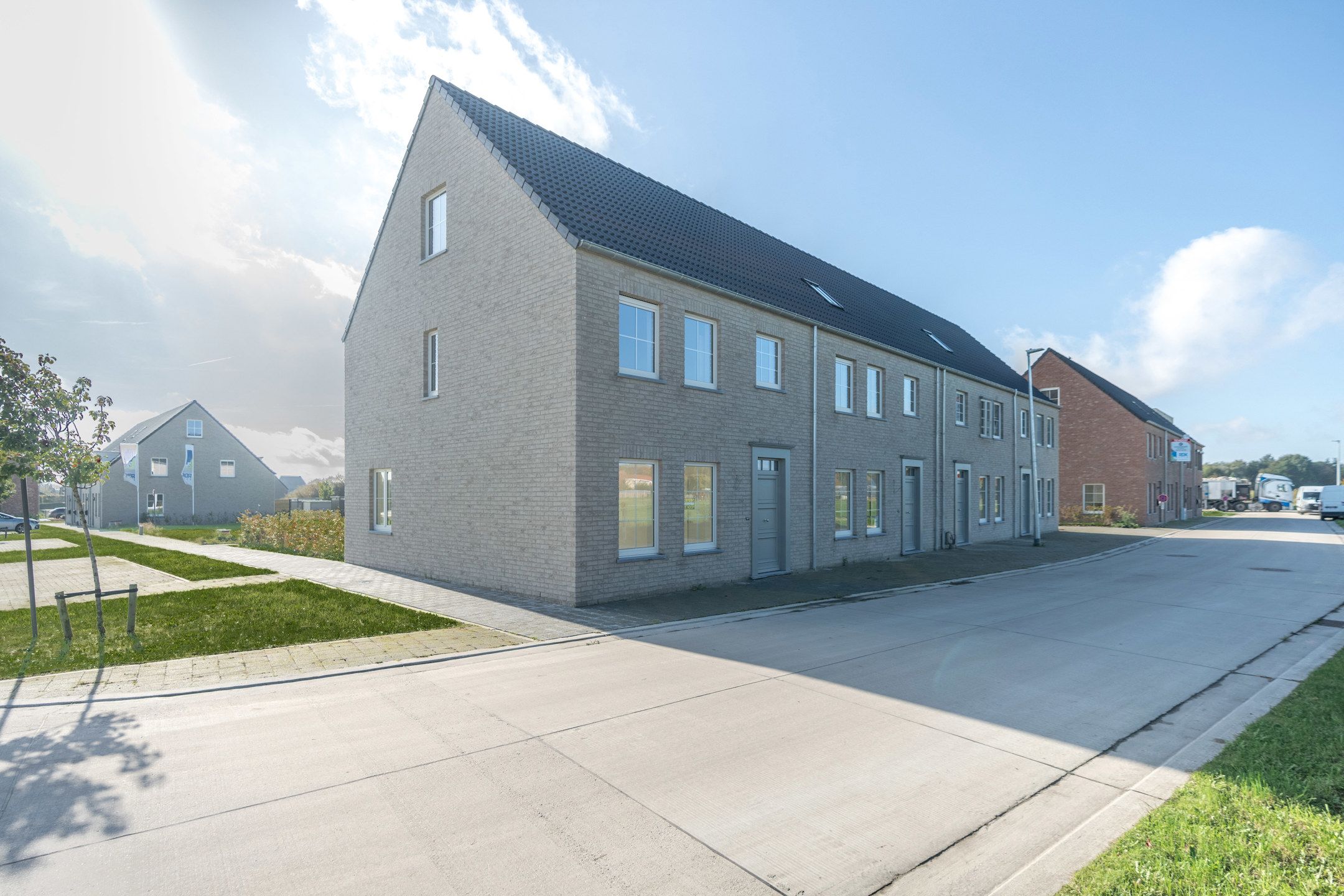 Zeer rustig gelegen nieuwbouwwoning met 3 (mog. 4) slpks. foto {{pictureIndex}}