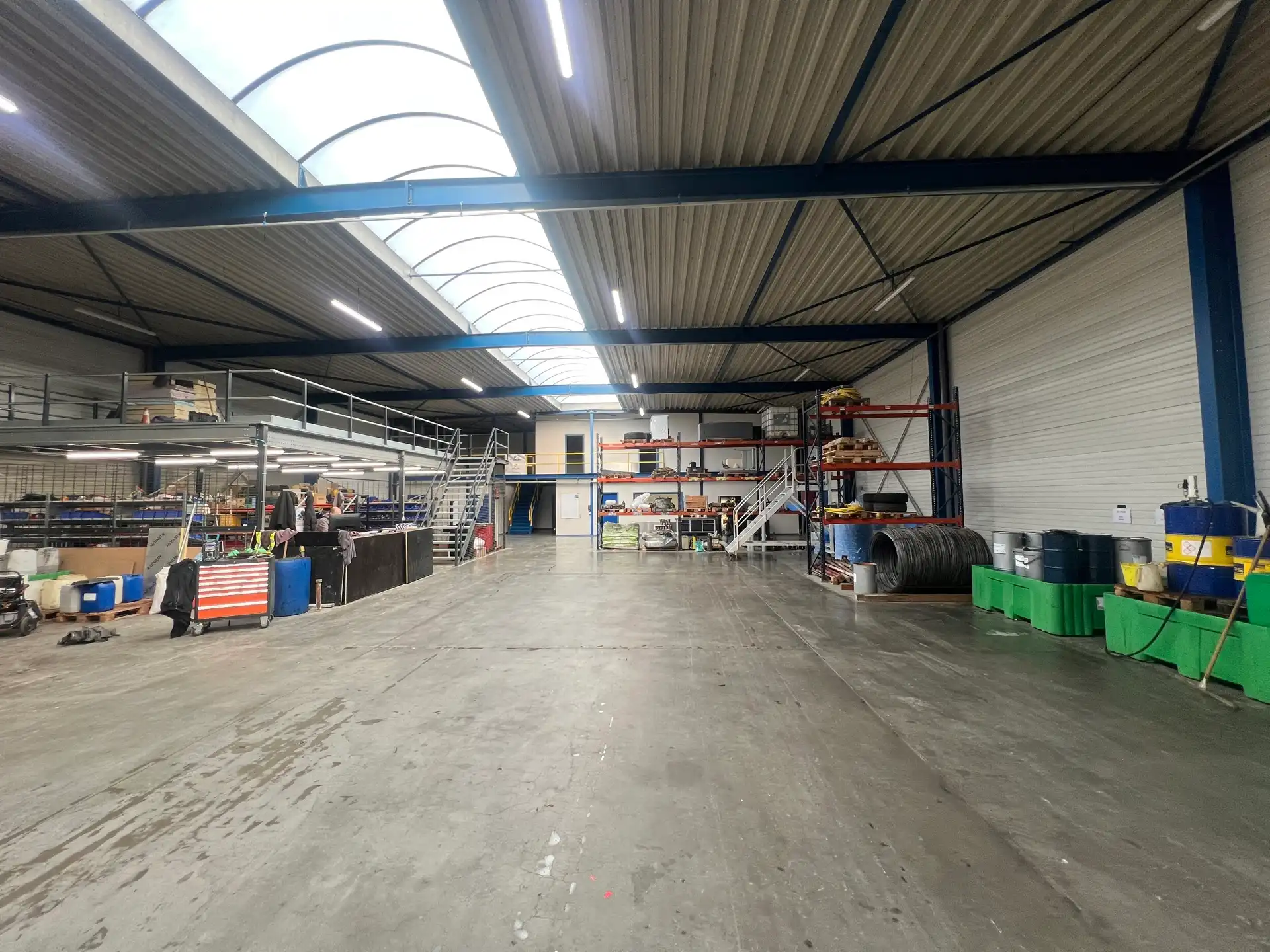 Bedrijfsgebouw met verhard buitenterrein         foto 9