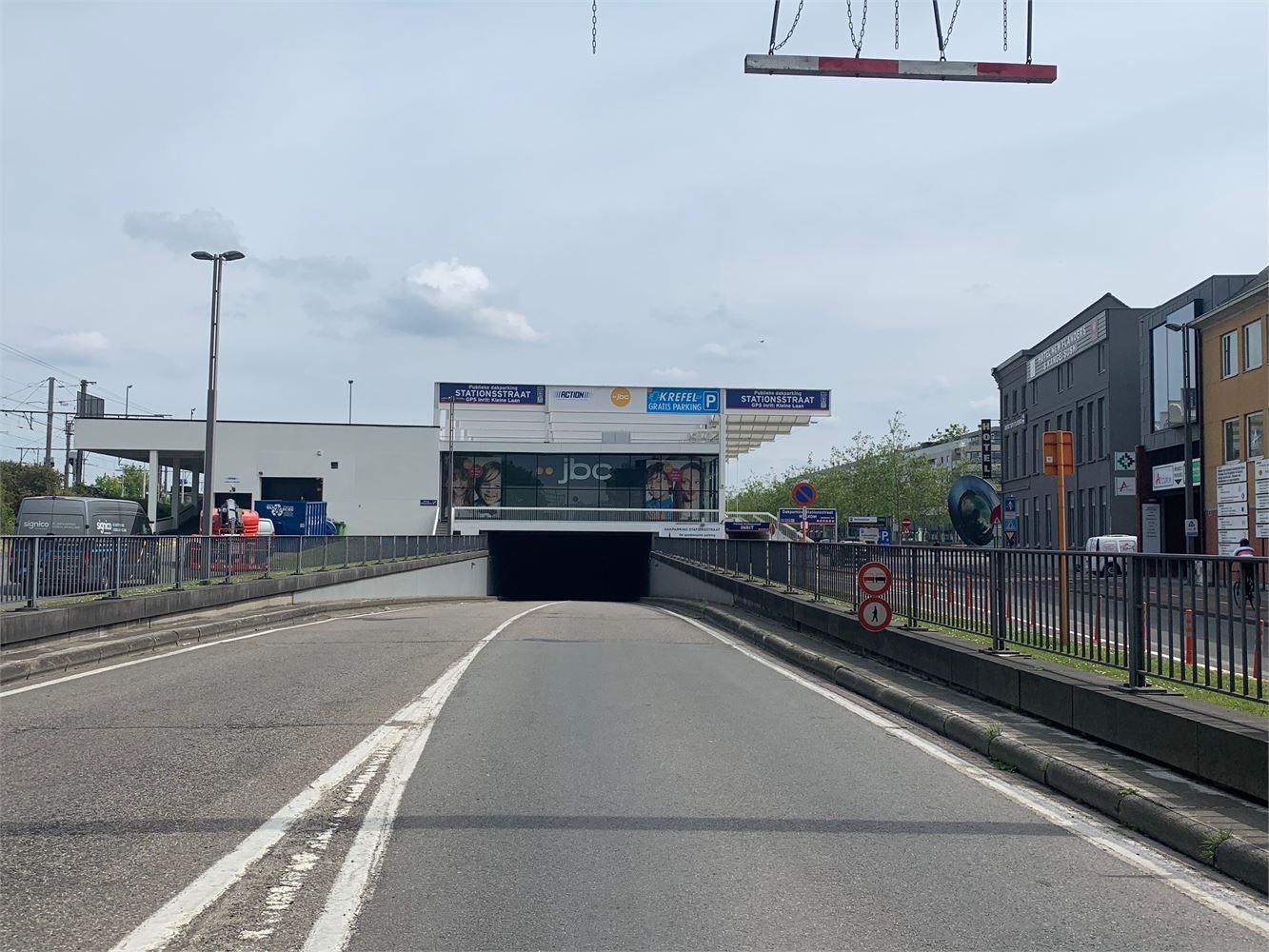 MODERN COMMERCIEEL GEBOUW NABIJ ACTION & KRËFEL foto 3