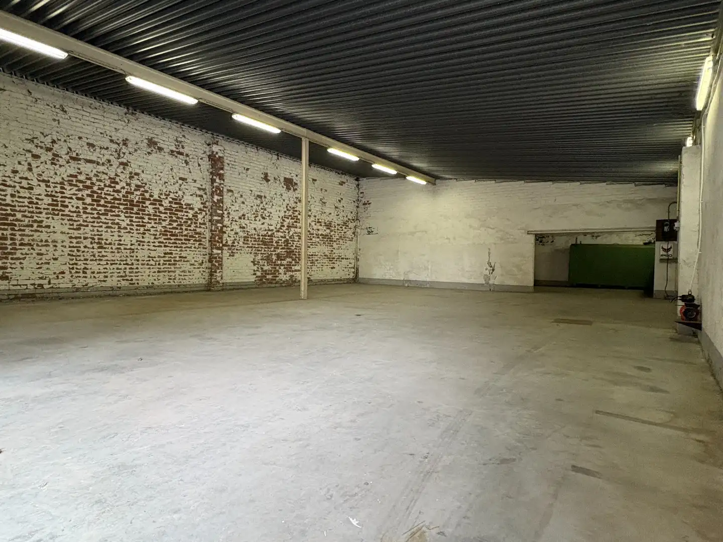 Loods op +-350 m² met sanitaire blok. foto 2