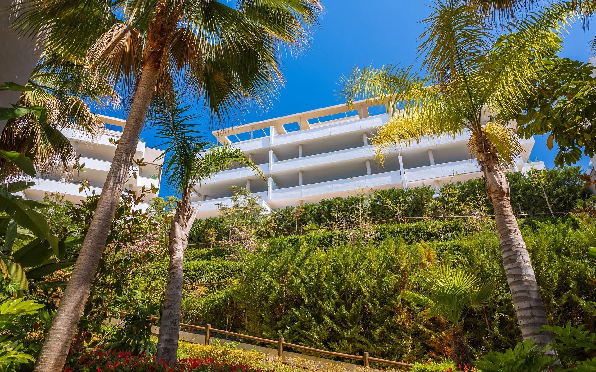 Exclusief wonen met panoramisch uitzicht: luxe appartement in Benahavis foto {{pictureIndex}}