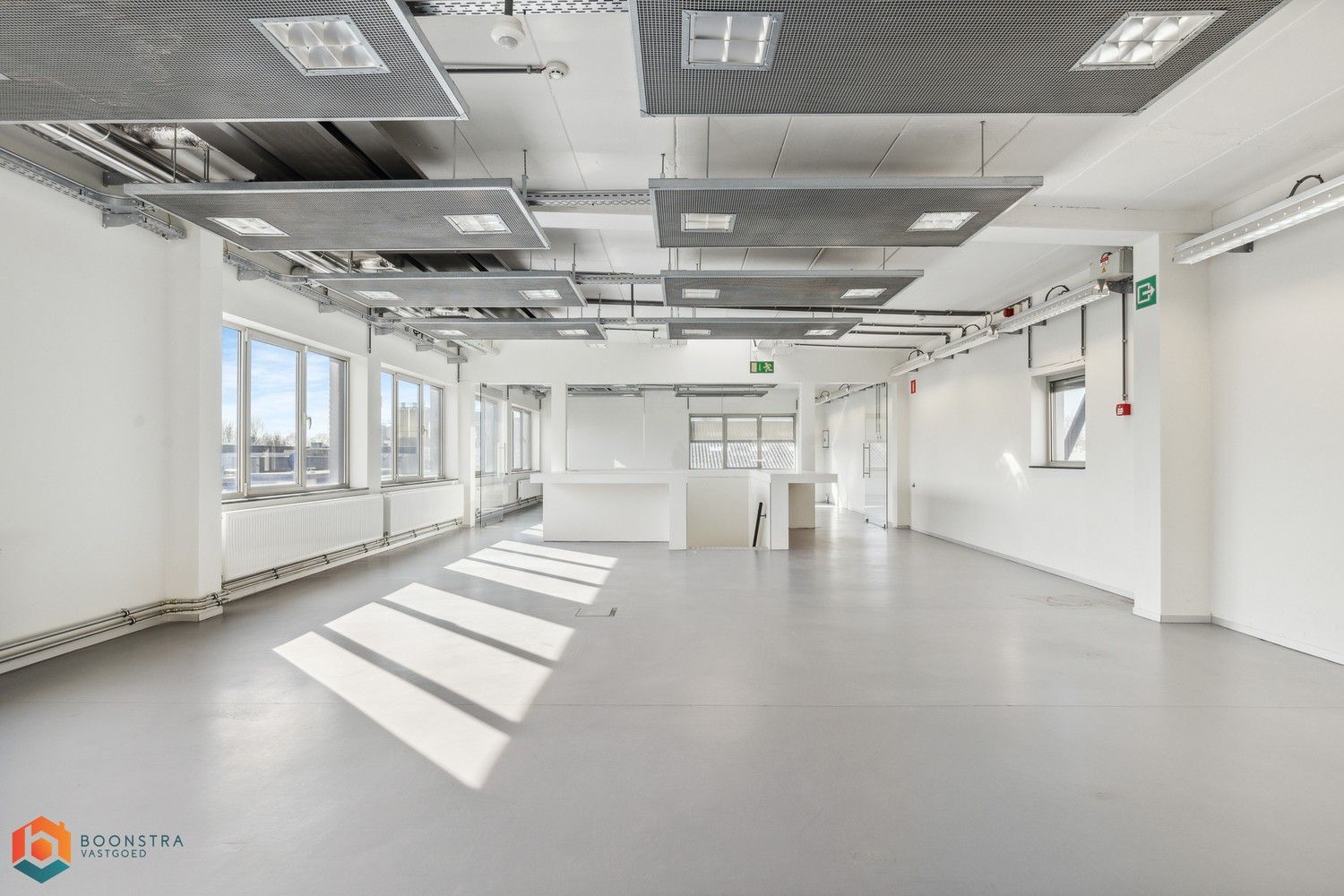 Veelzijdig kantoorgebouw met ruime parking op 2433 m² foto 22