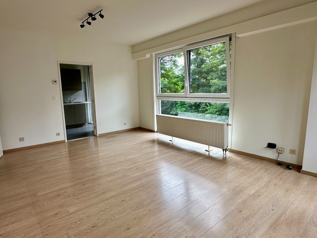 Lichtrijk 1-slaapkamer hoekappartement met zicht op groen - ideaal voor starters of als investering! foto 4