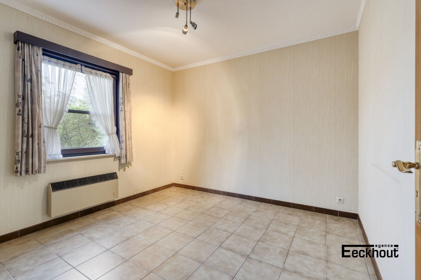 Verzorgde villa met garage in een brede, rustige straat in residentiële wijk! foto 16