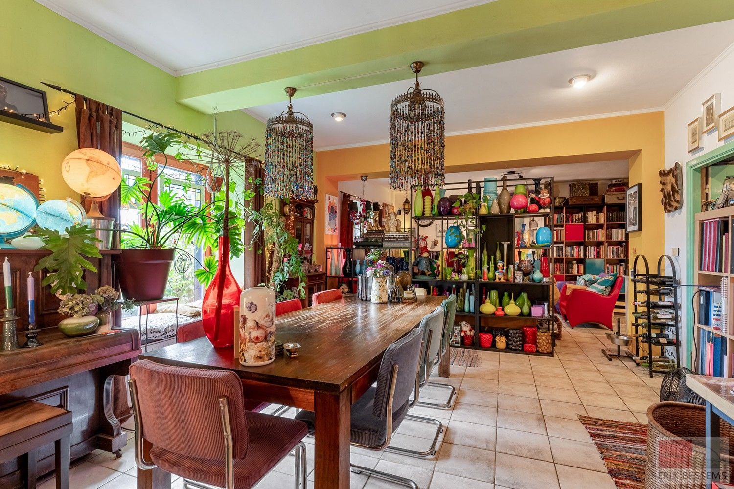 Unieke gesloten bebouwing met veel potentieel, deze ruime woning biedt een indrukwekkende woonoppervlakte van 306 m² foto 5
