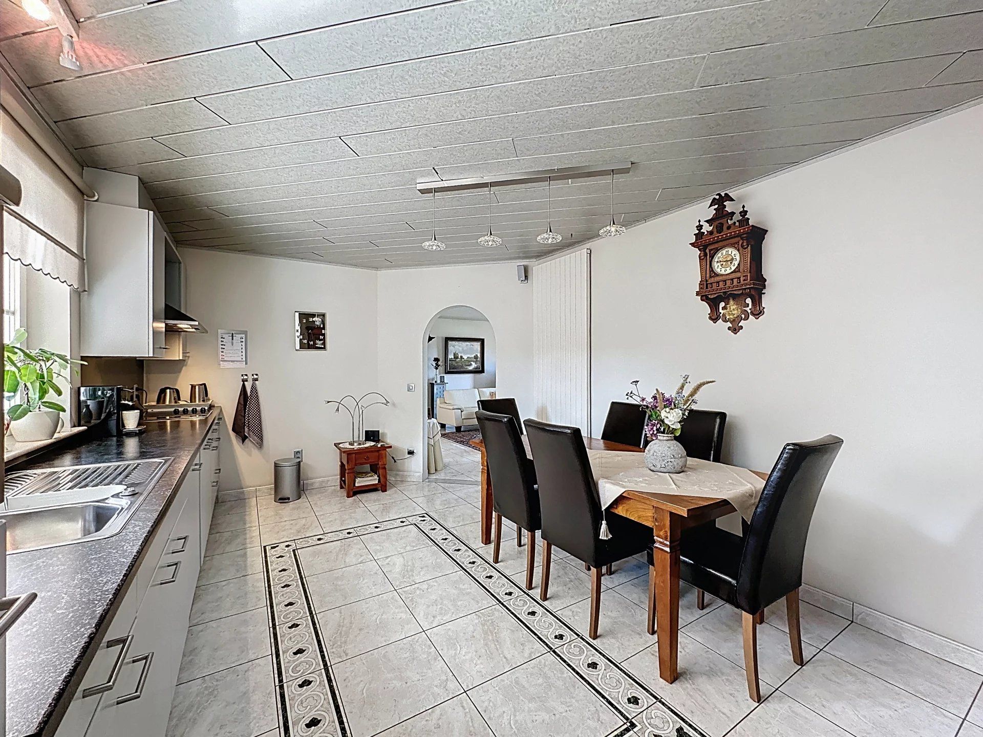 Mooie, vrijstaande woning gelegen op een perceelsgrootte van 9 are, met maar liefst 4 slaapkamers en een ruime dubbele garage. foto 9