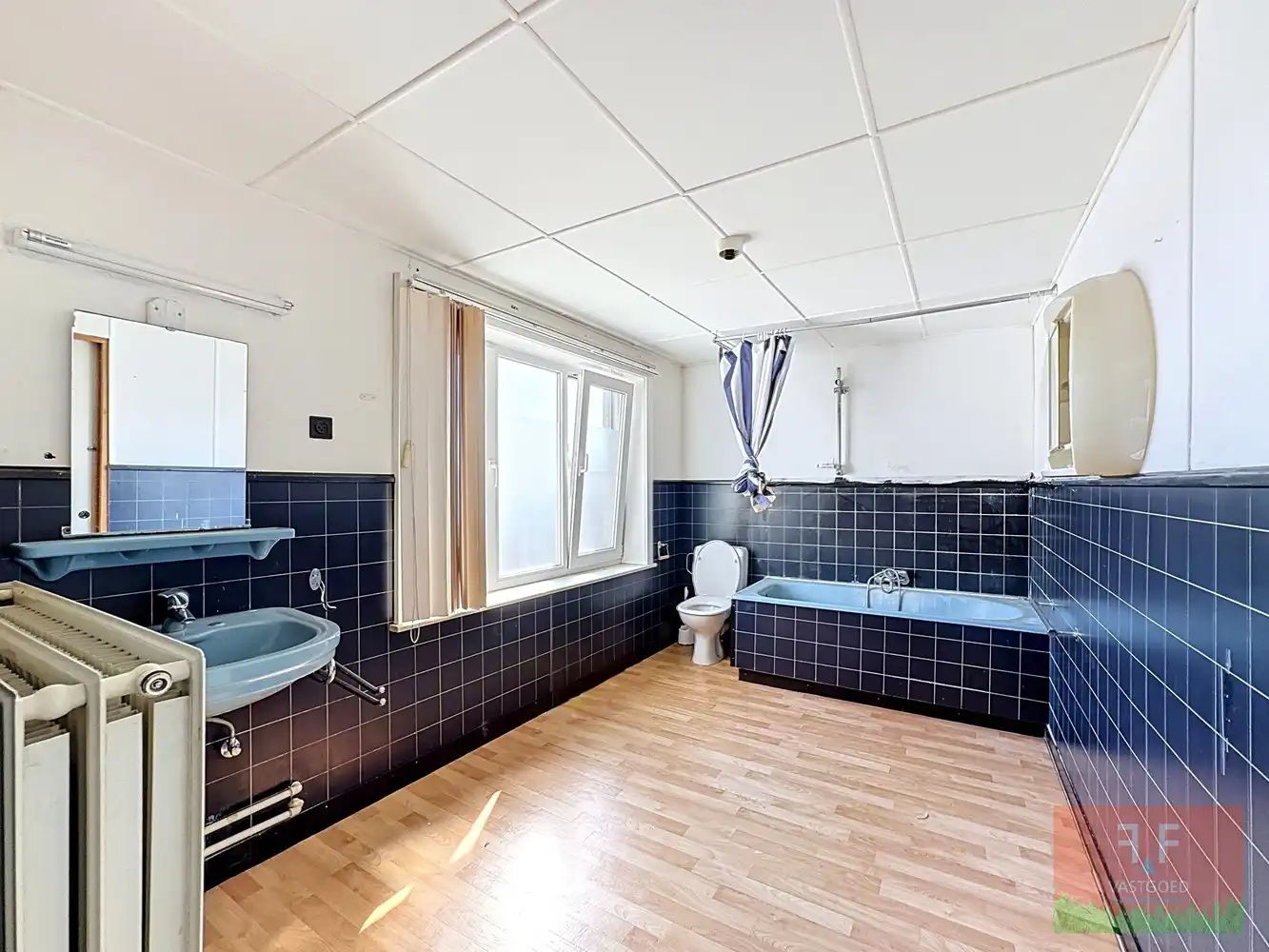 Open bebouwing met 6 slaapkamers, 3 badkamers, inpandige garage en ruime tuin foto 12