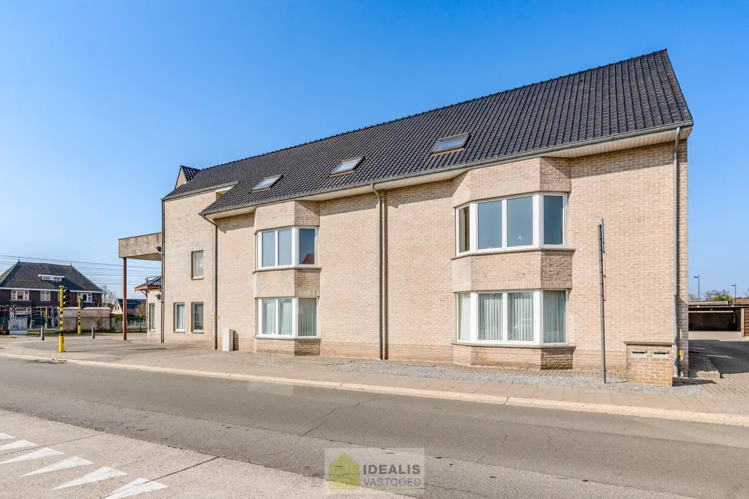 IDEALIS VASTGOED – INSTAPKLAAR GELIJKVLOERS APPARTEMENT MET LICHTRIJKE LEEFRUIMTE,  RUIME OPEN KEUKEN, BADKAMER, SLAAPKAMER EN AUTOSTAANPLAATS OP EEN GUNSTIGE LOCATIE NABIJ HET CENTRUM VAN PELT! foto 3