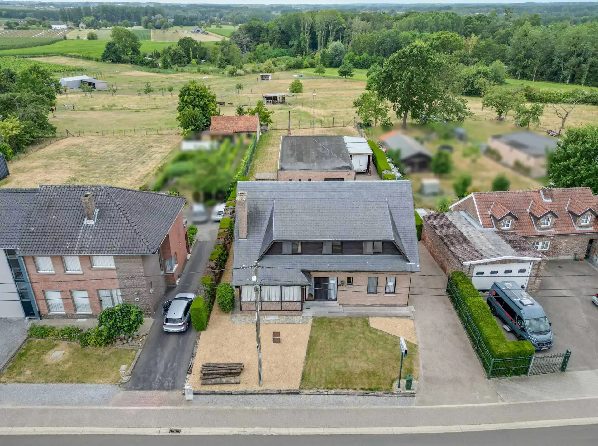 Vrijstaande woning met 4 slaapkamers en magazijn foto 2