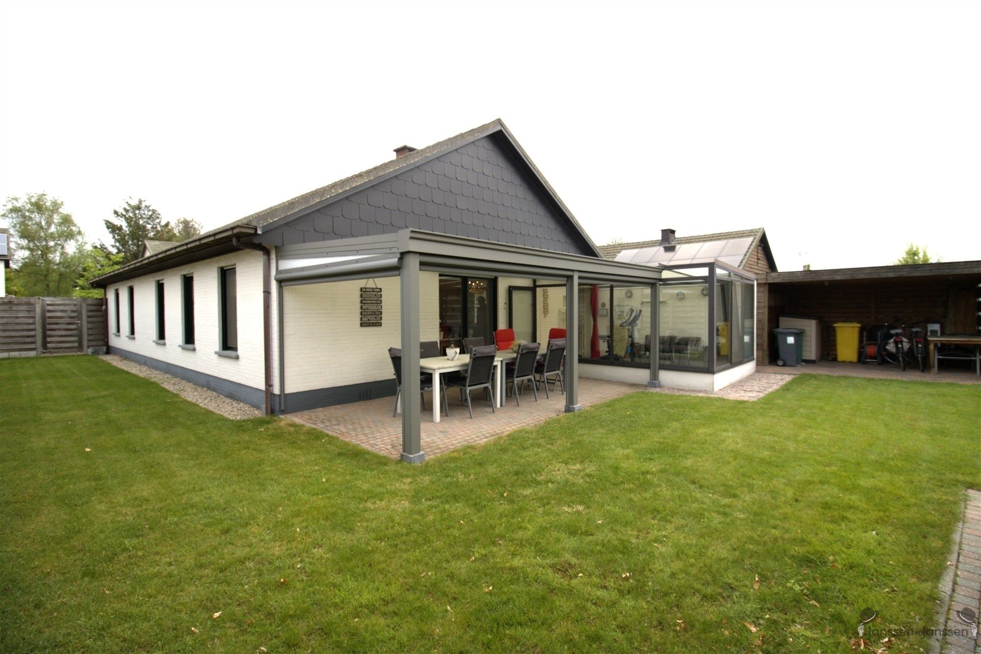 Gelijkvloerse woning met drie slaapkamers en ruime veranda op 500 m².  foto {{pictureIndex}}