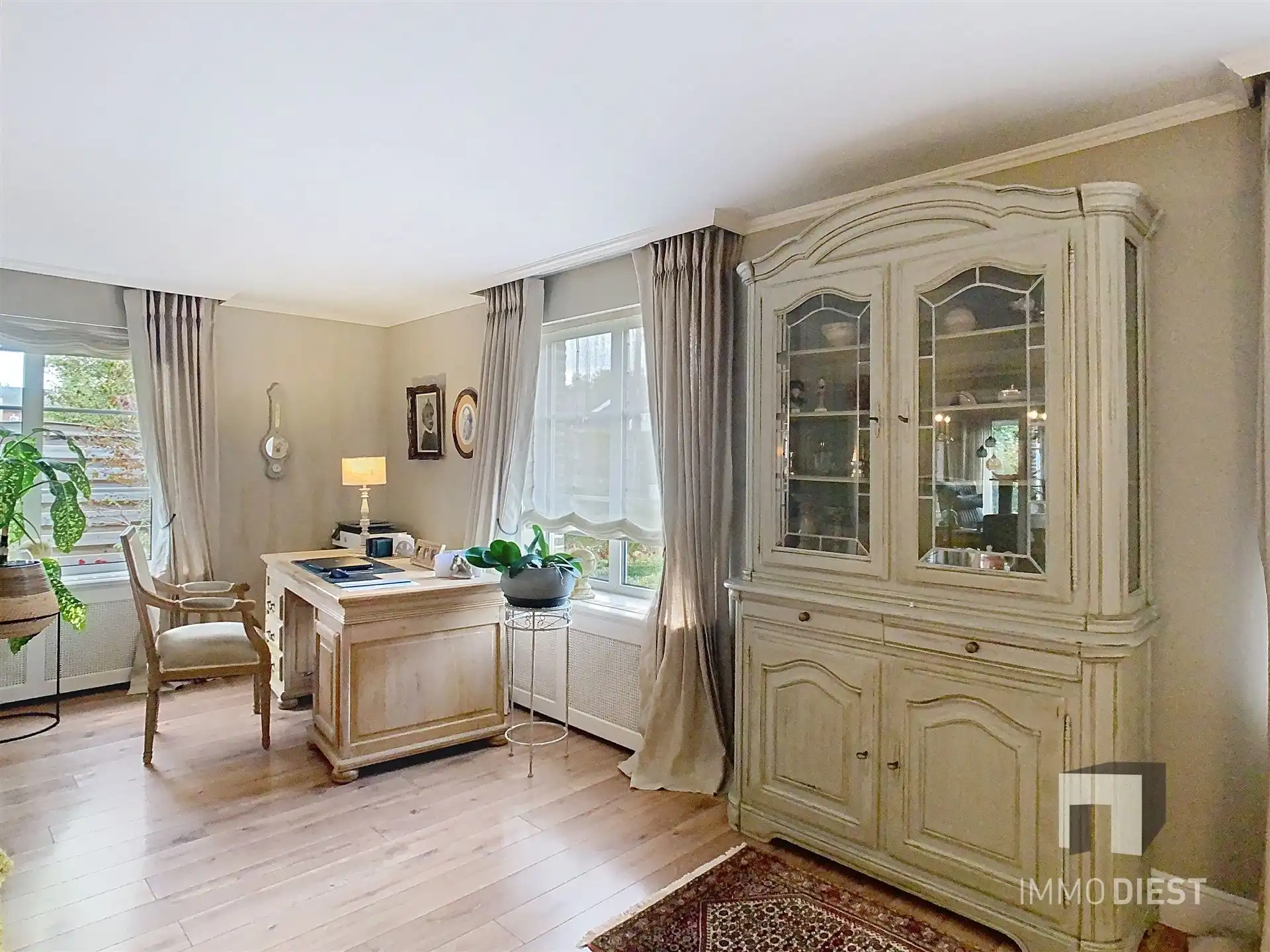 Energiezuinige en prima onderhouden gezinswoning met 4/5 slaapkamers en zwembad op 10 are. foto 9