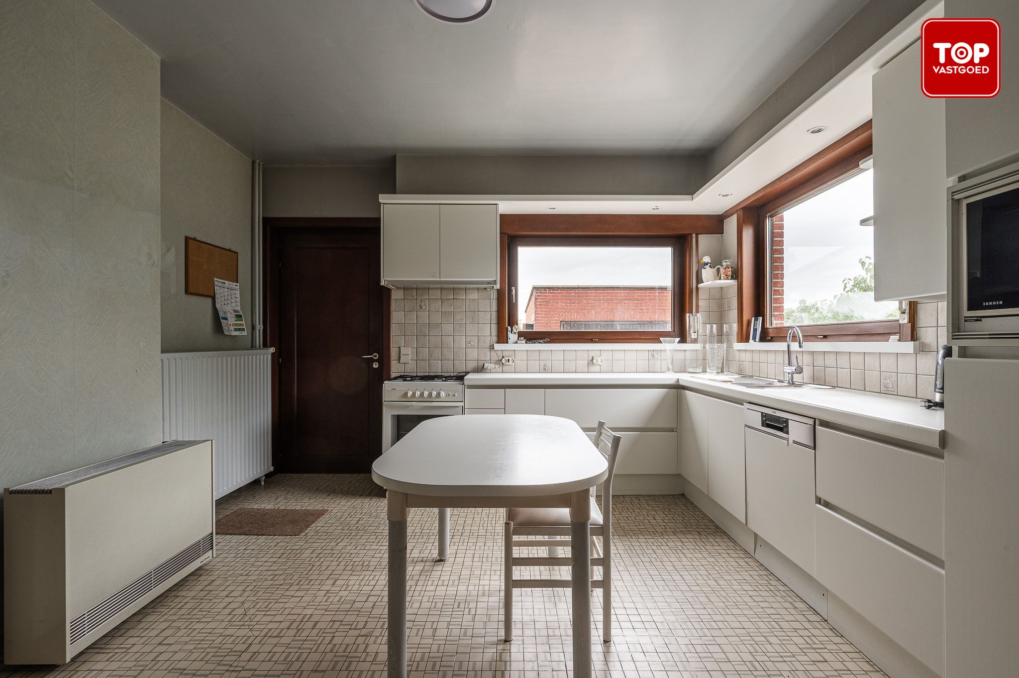 Ruime op te frissen gezinswoning met 4 slaapkamers,  zonnige tuin en garage. foto 10