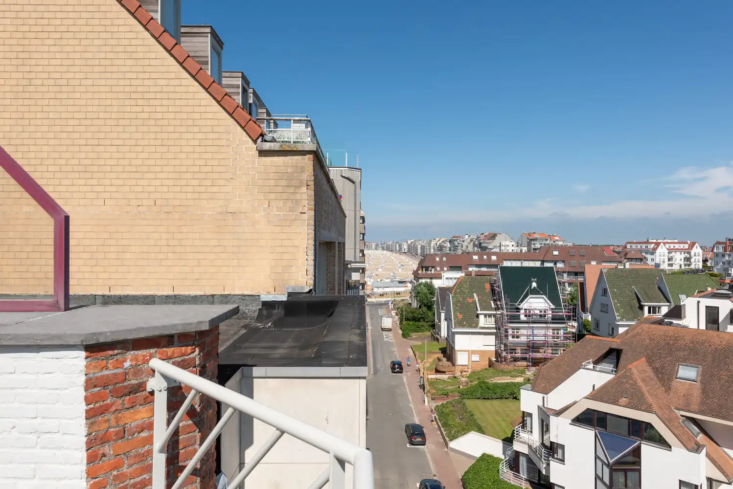 Ruim duplexappartement met zonnig terras en prachtig open uitzicht in Duinbergen foto 24