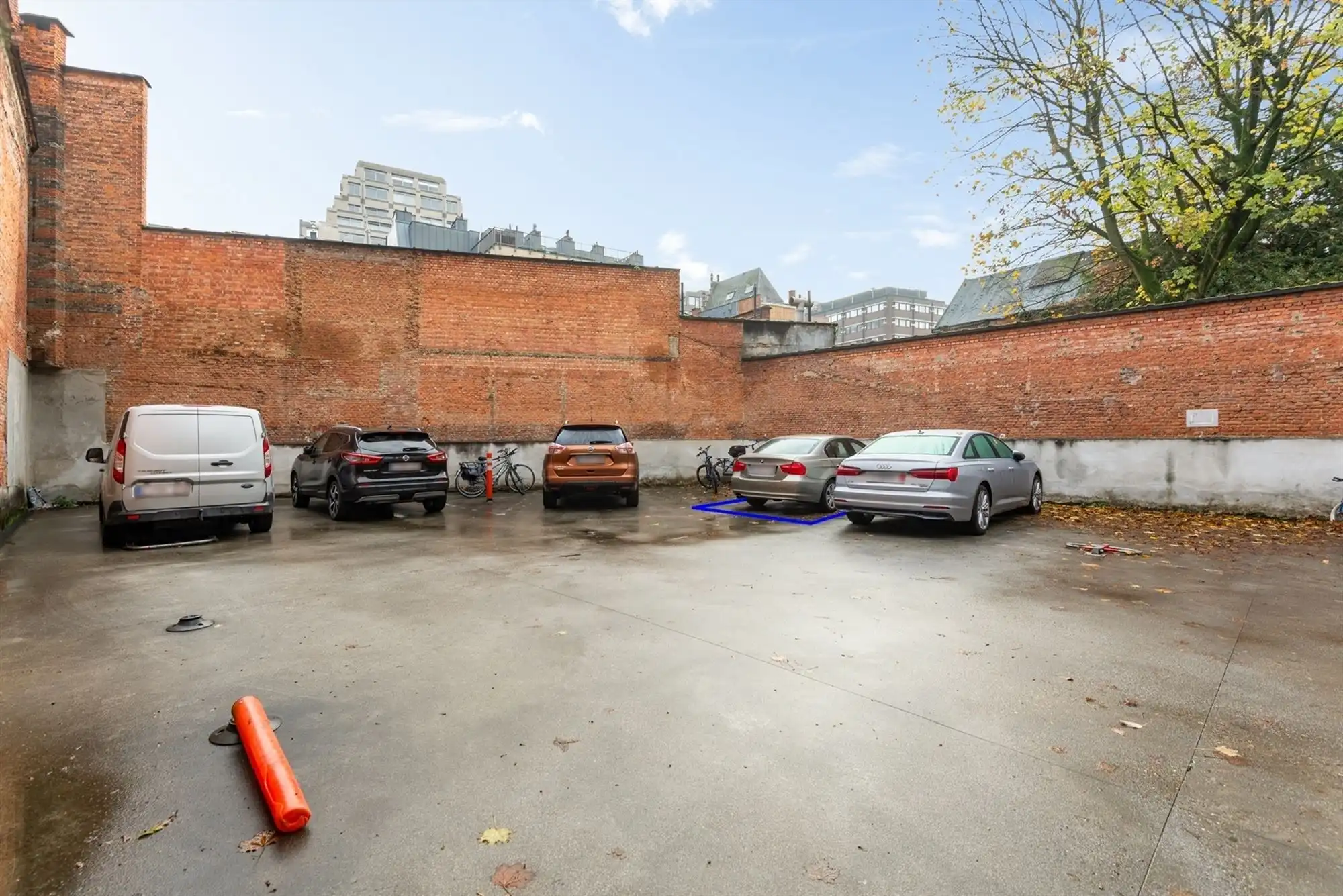 Autostaanplaats op afgesloten domein foto {{pictureIndex}}