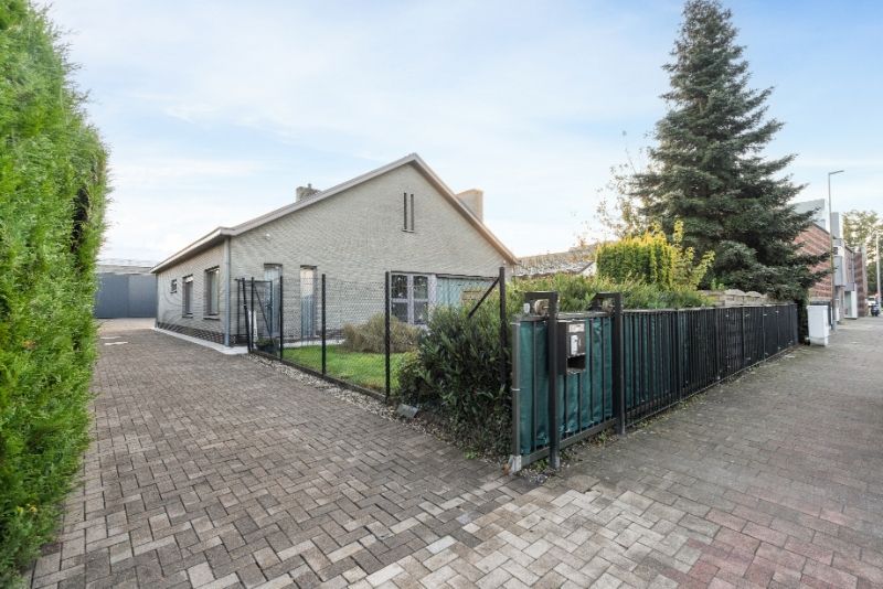 Woning met magazijn op 1174m² foto {{pictureIndex}}