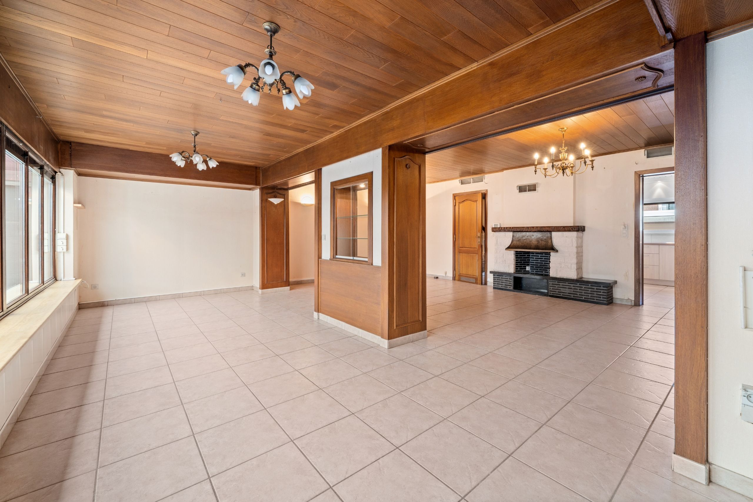 Op te frissen rijwoning op 197m2 in een centraal gelegen buurt foto 2