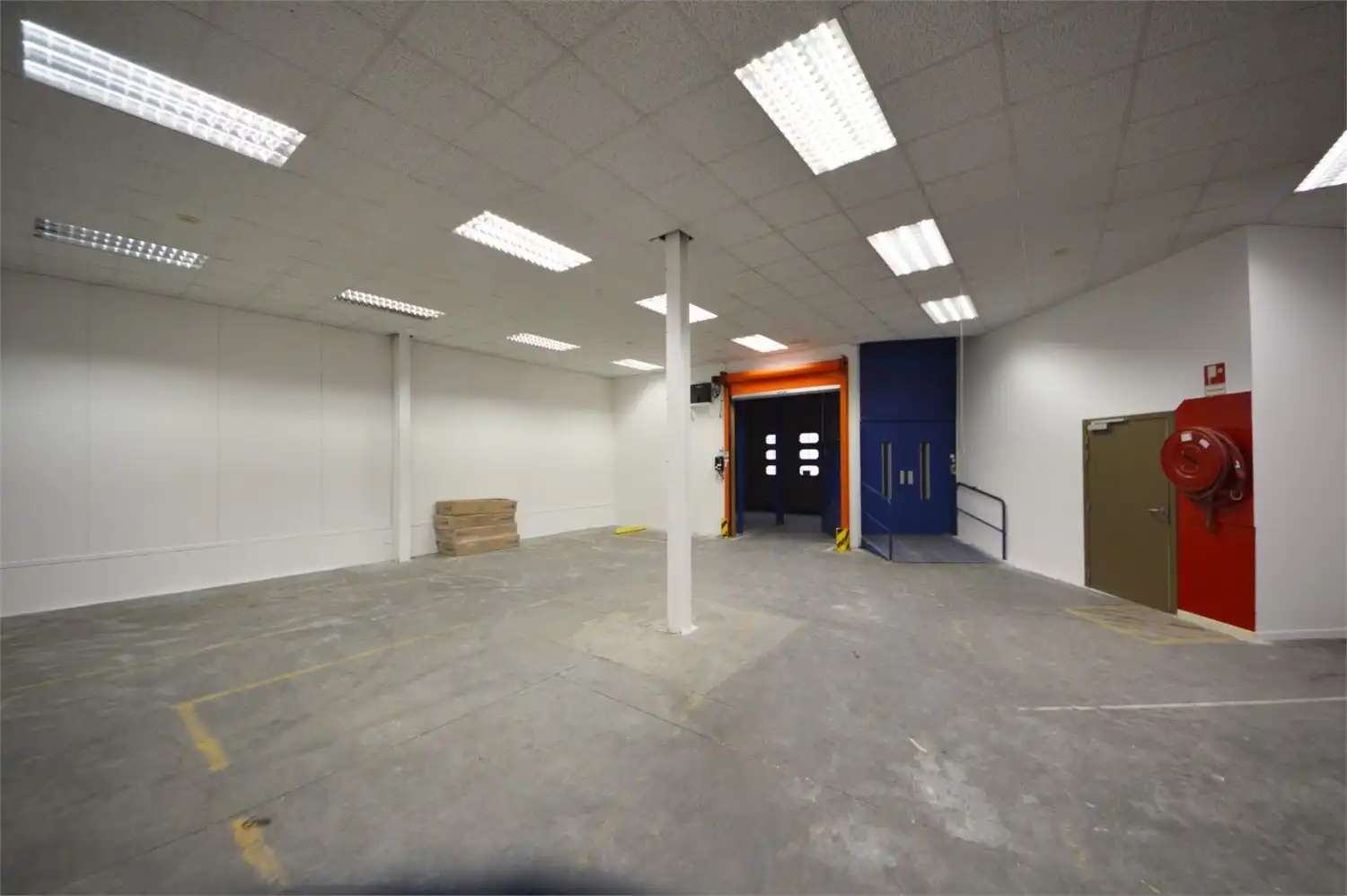 COMMERCIEEL GEBOUW BAANLOCATIE MET PARKING NABIJ MCDONALDS foto 10
