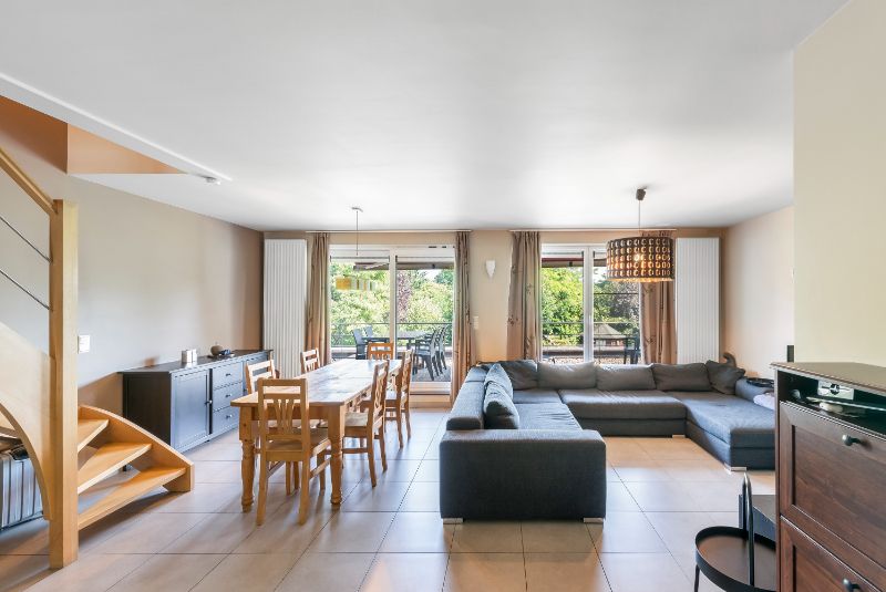 Ruim 3 slaapkamer duplex-appartement van 130m² met terras op zuid-oosten, ondergrondse staanplaats en kelder foto {{pictureIndex}}