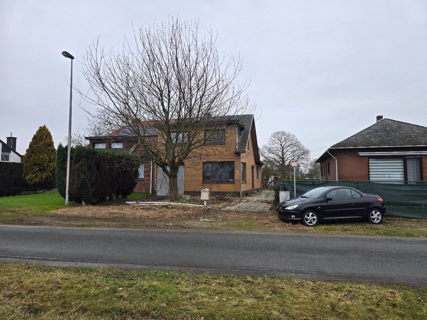 Hoofdfoto van de publicatie: Te renoveren woning, 4 slpk, met tuin en 3 garages