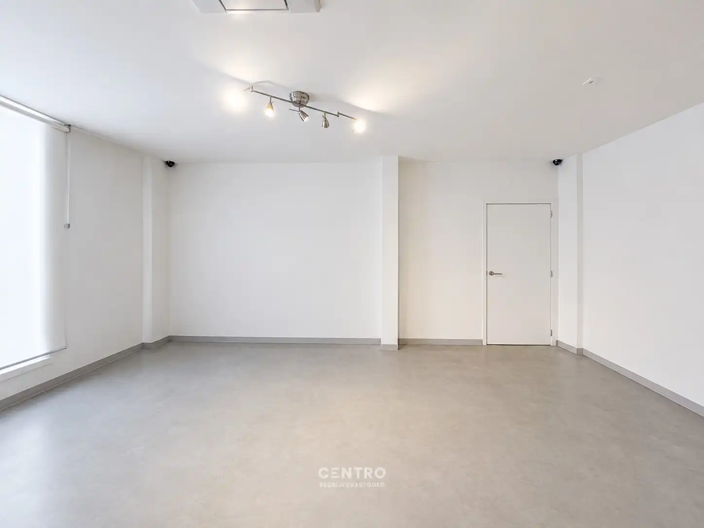 Lichtrijke KANTOOR / PRAKTIJKRUIMTE  ± 50m² te HUUR in het centrum Roeselare. foto 4