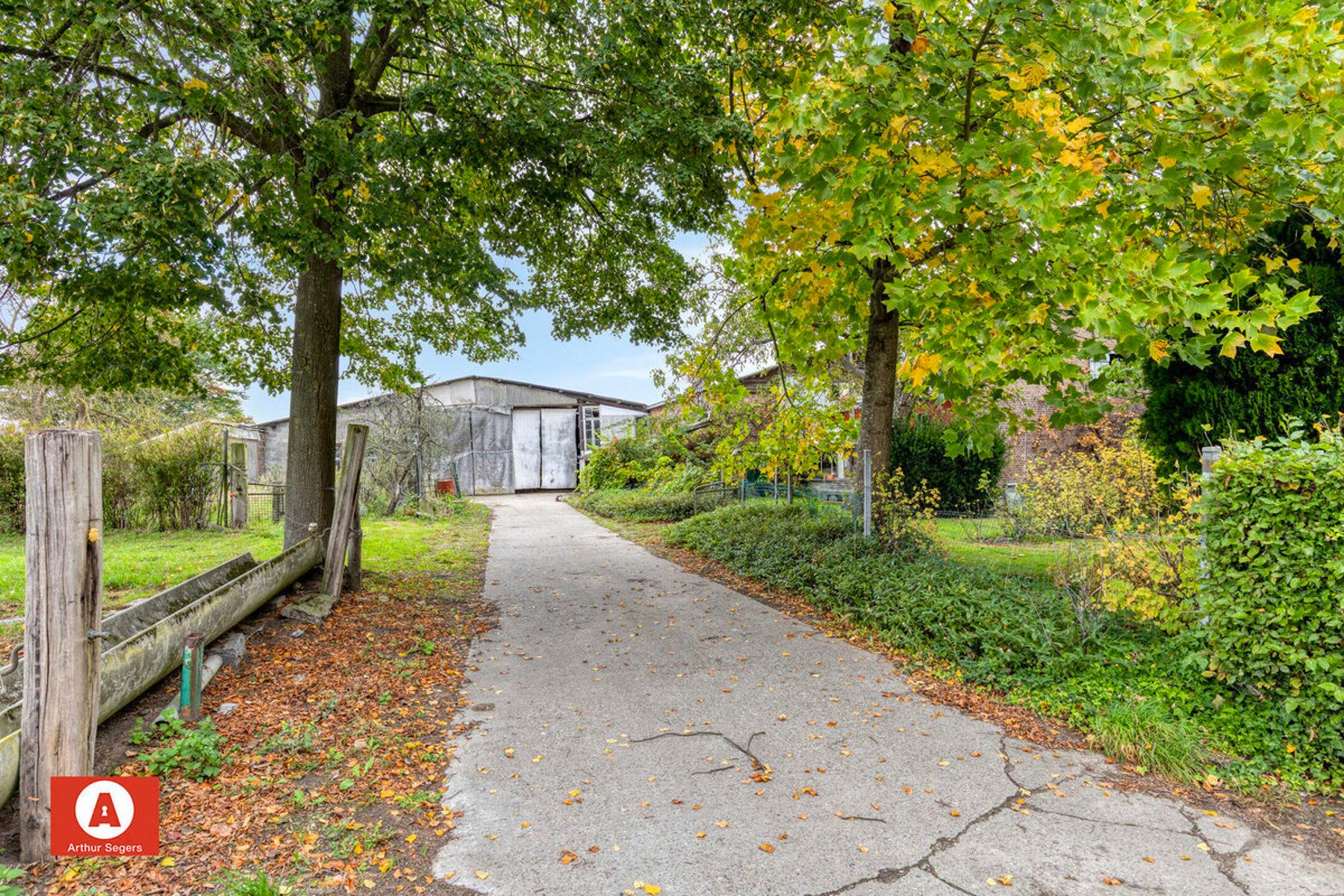 Uniek gelegen hoeve met bijgebouwen en weiland op 1,49 ha foto 14
