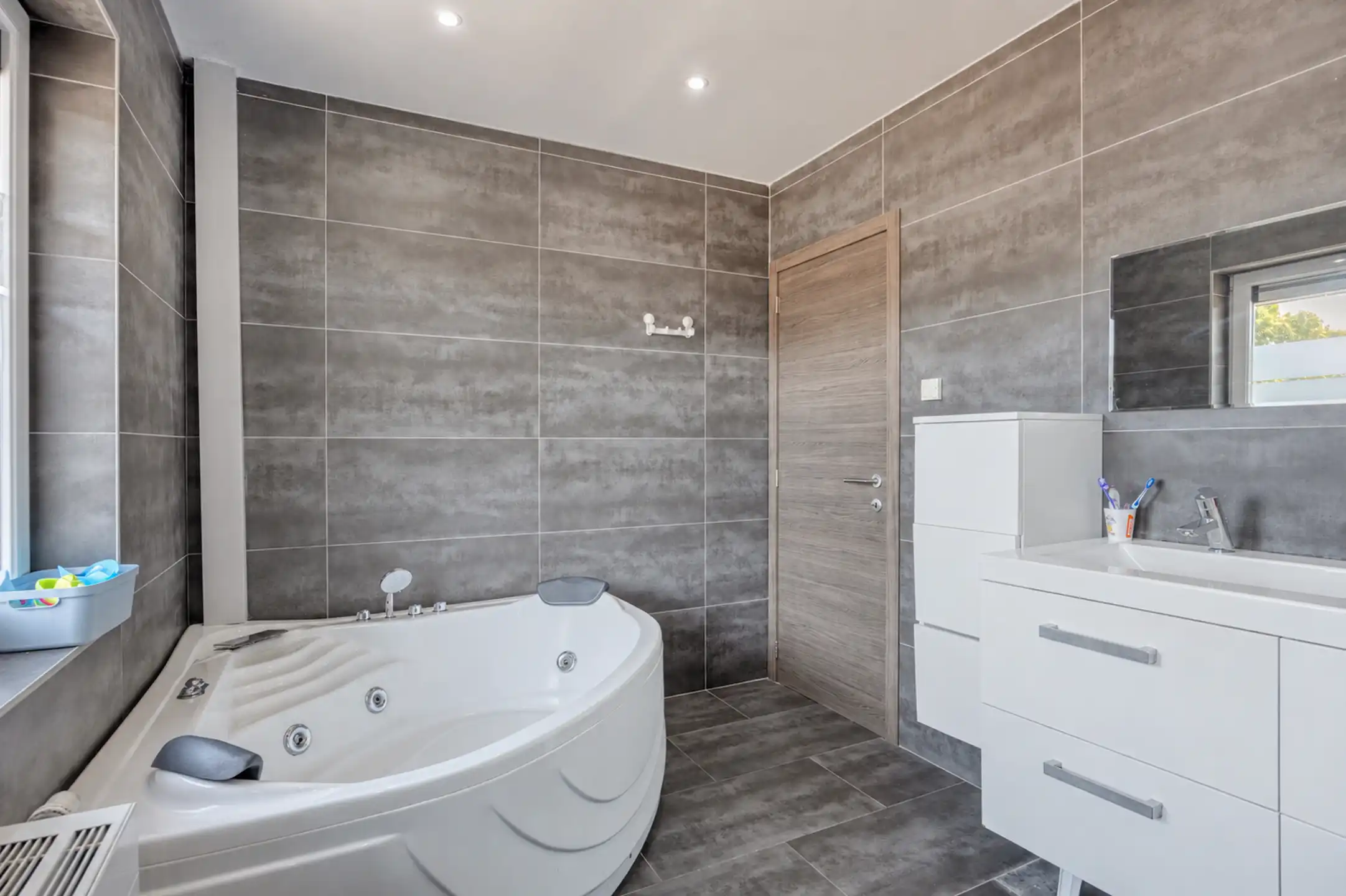 Ruime gezinswoning van 215 m² met vier à vijf slaapkamers en tuin foto 14