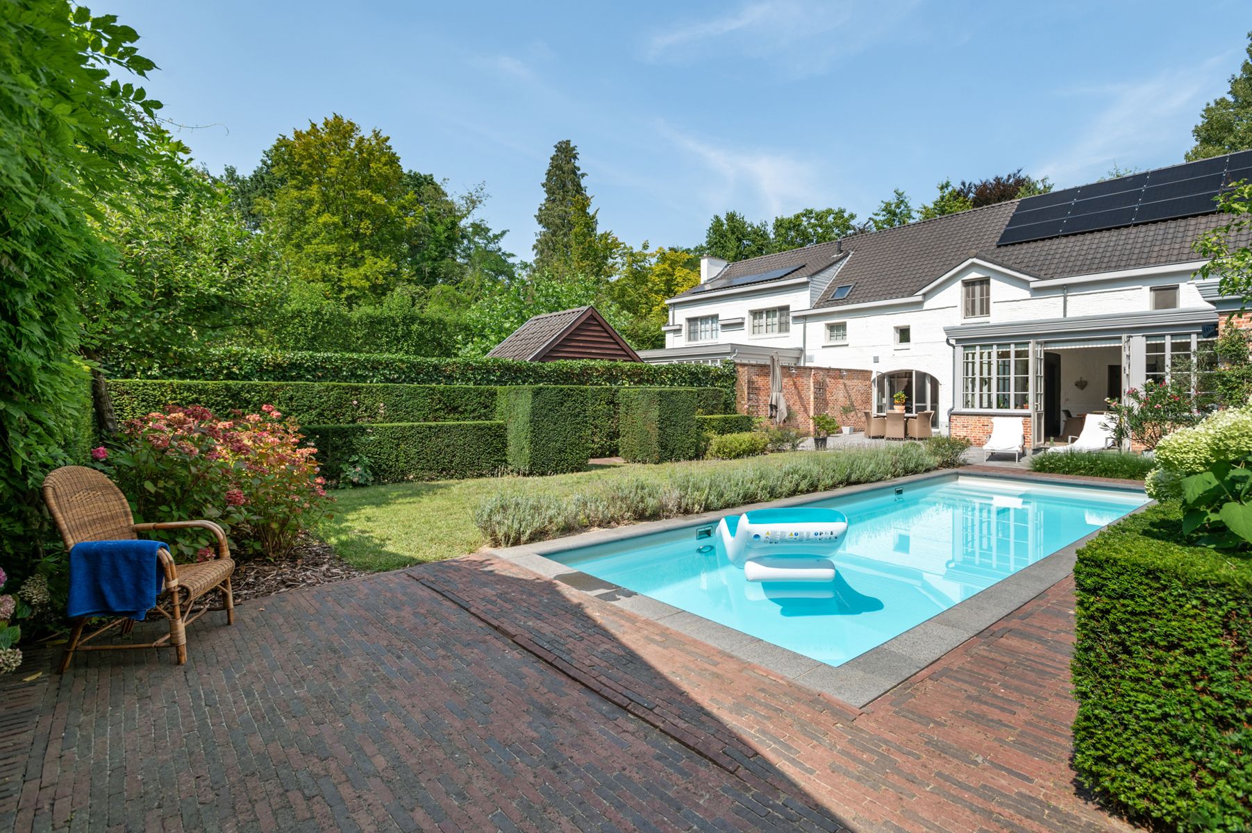 UNIEKE INSTAPKLARE WONING MET ZWEMBAD foto 2