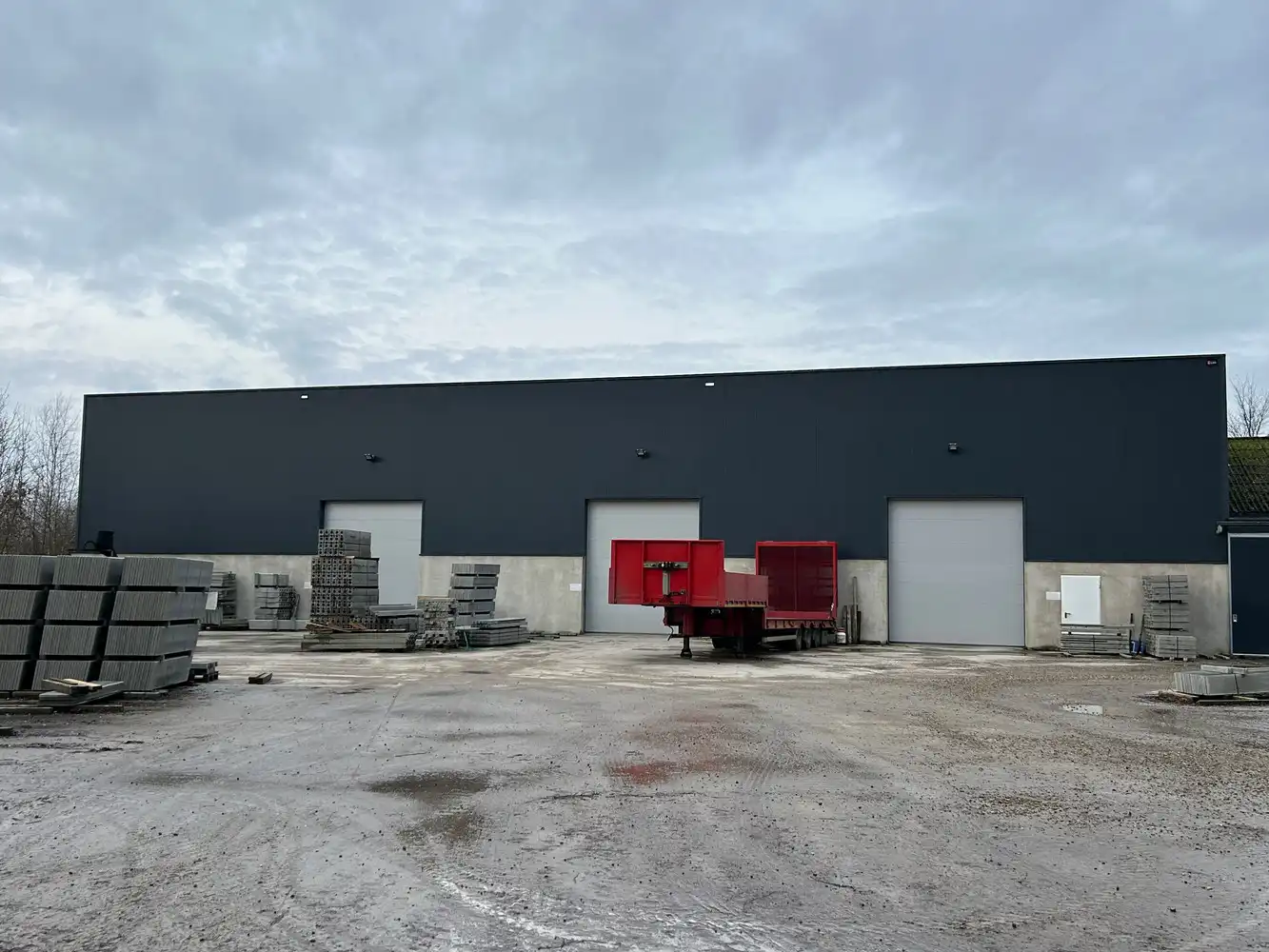 BEDRIJGSPANDEN MET KANTOREN EN MACHINES EN ROLLEND MATERIEEL foto 18