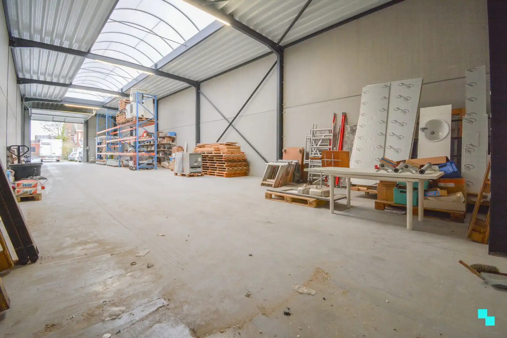 Nieuwbouw KMO-unit van ca. 225 m² te Izegem foto {{pictureIndex}}